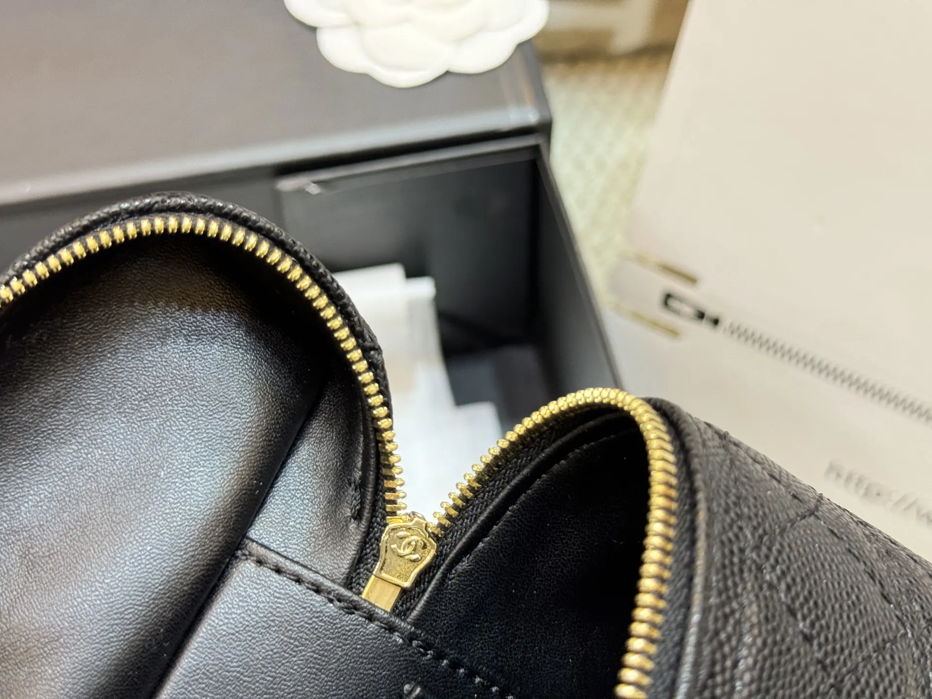 Quilted Caviar Leather Vanity Case D42017851 — view 8