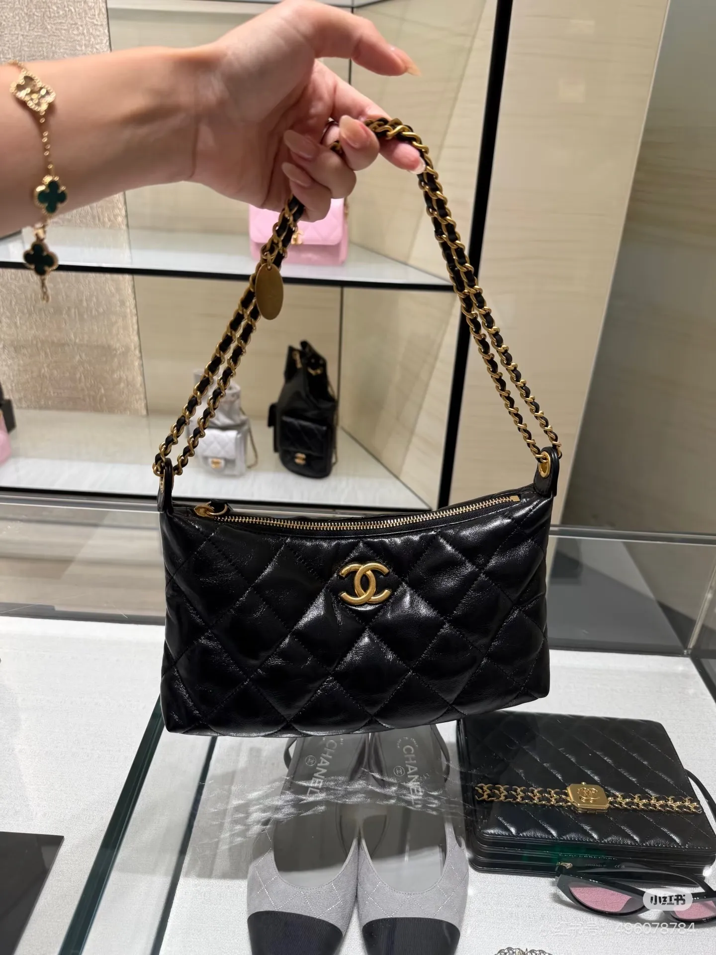 Quilted Hobo Chain Bag D30018021 — view 7