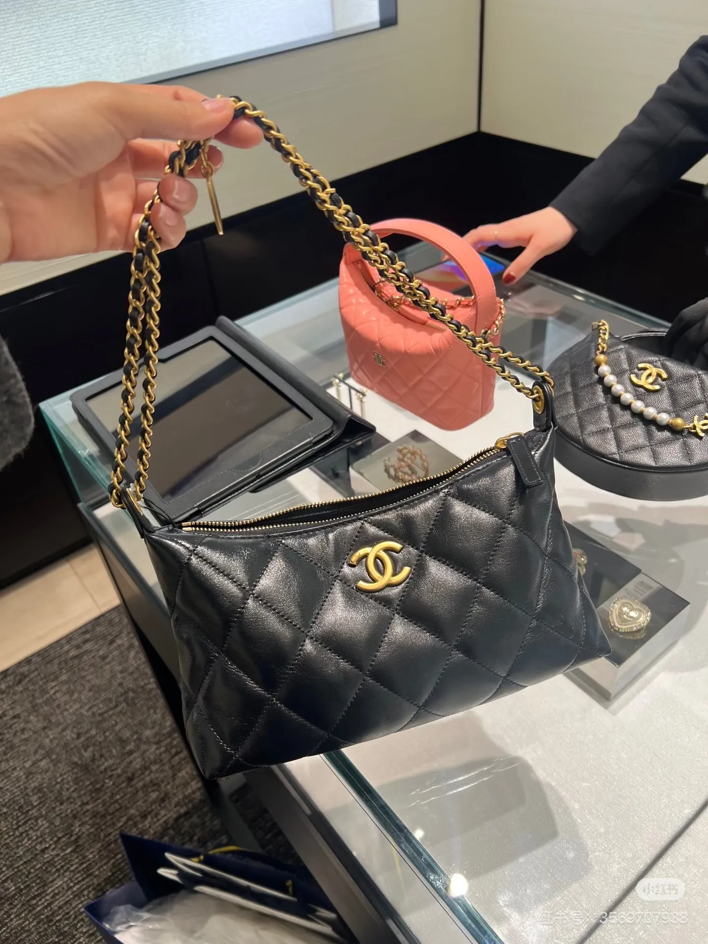 Quilted Hobo Chain Bag D30018021 — view 9