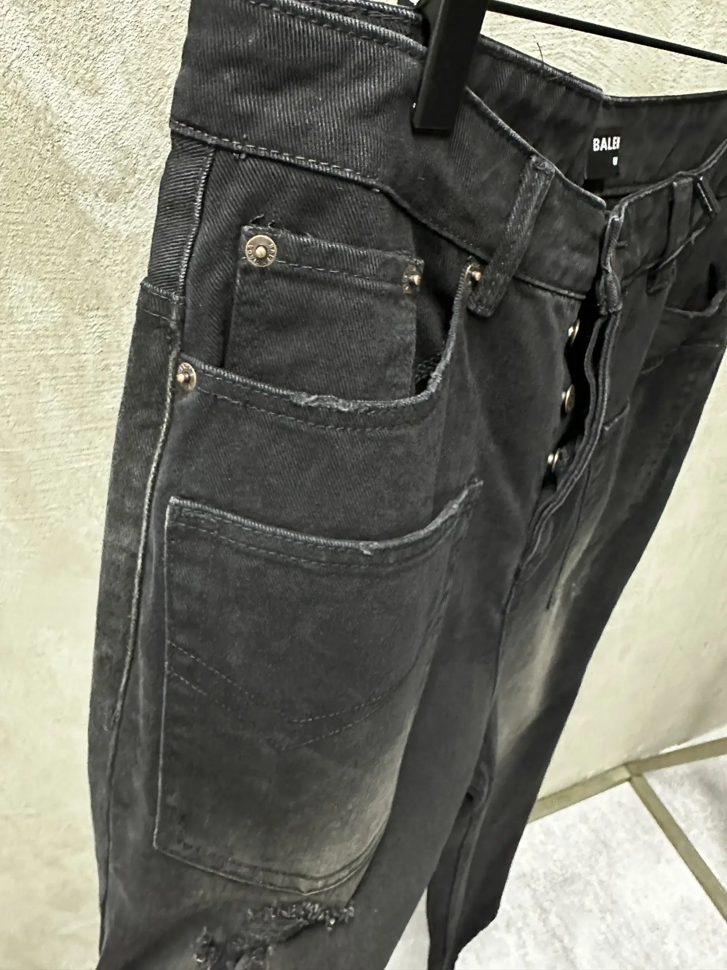 Reversed Pocket Distressed Wide-Leg Jeans D24018637 — view 24