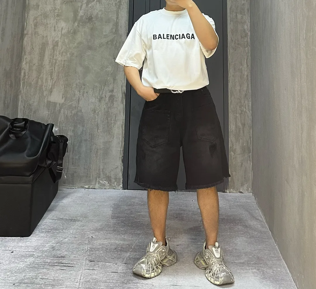 Distressed Raw-Hem Denim Shorts D21518635 — view 4