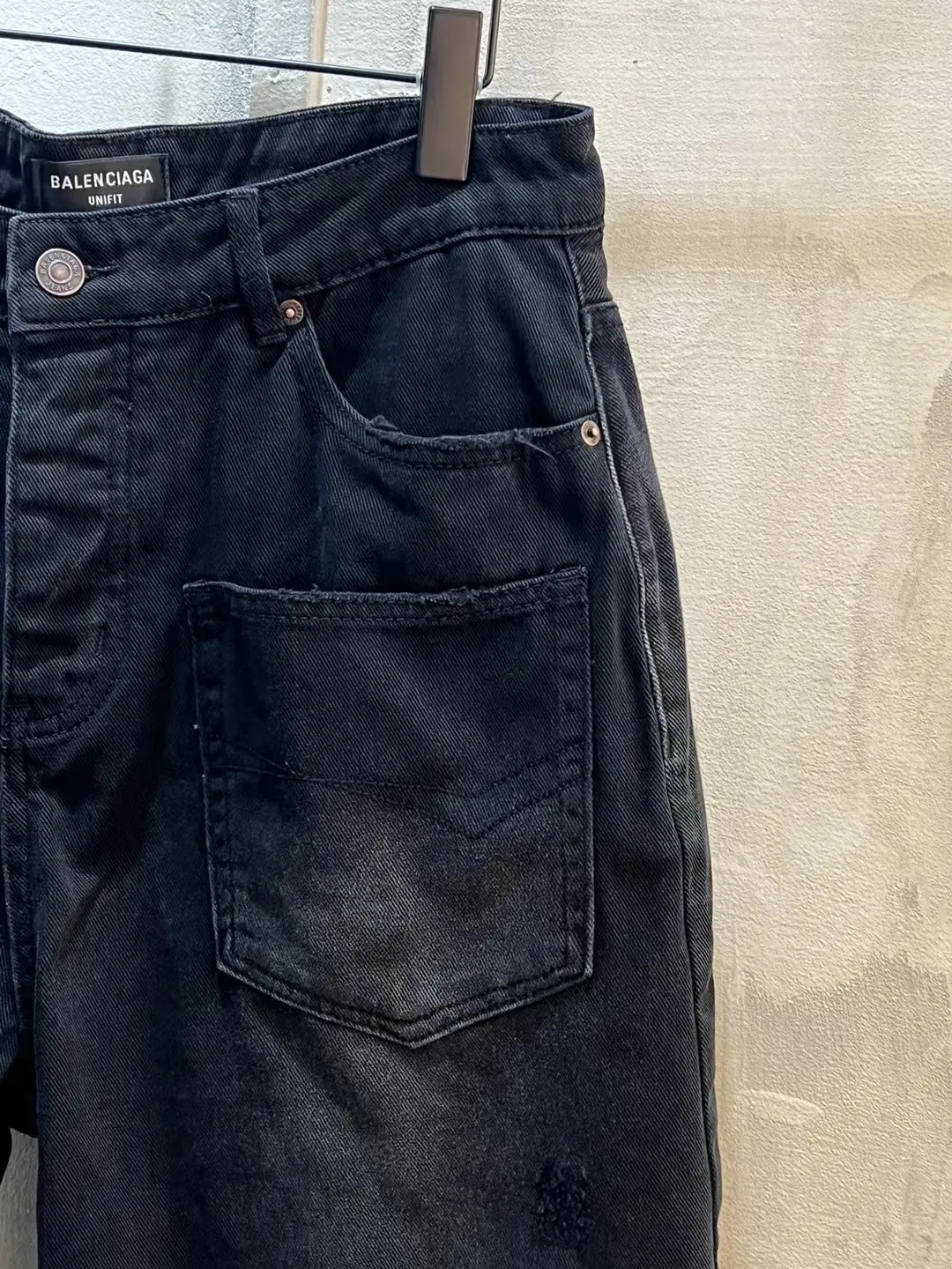 Distressed Raw-Hem Denim Shorts D21518635 — view 10