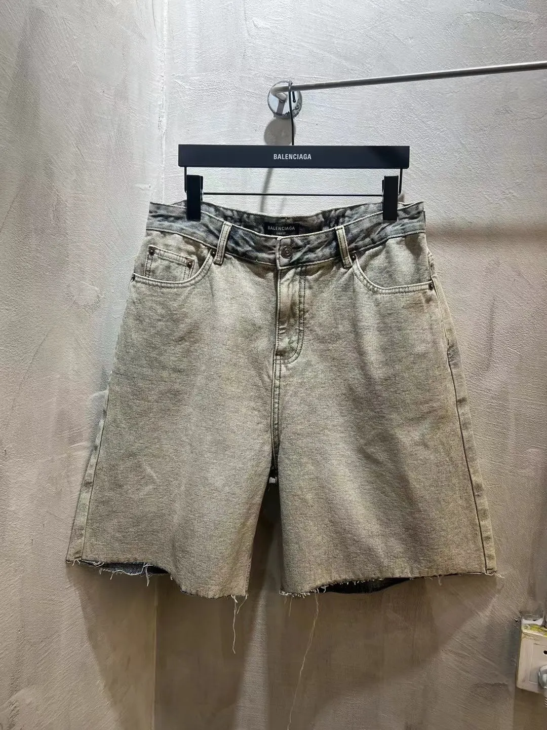 Inside-Out Effect Baggy Denim Shorts D21018719 — view 10