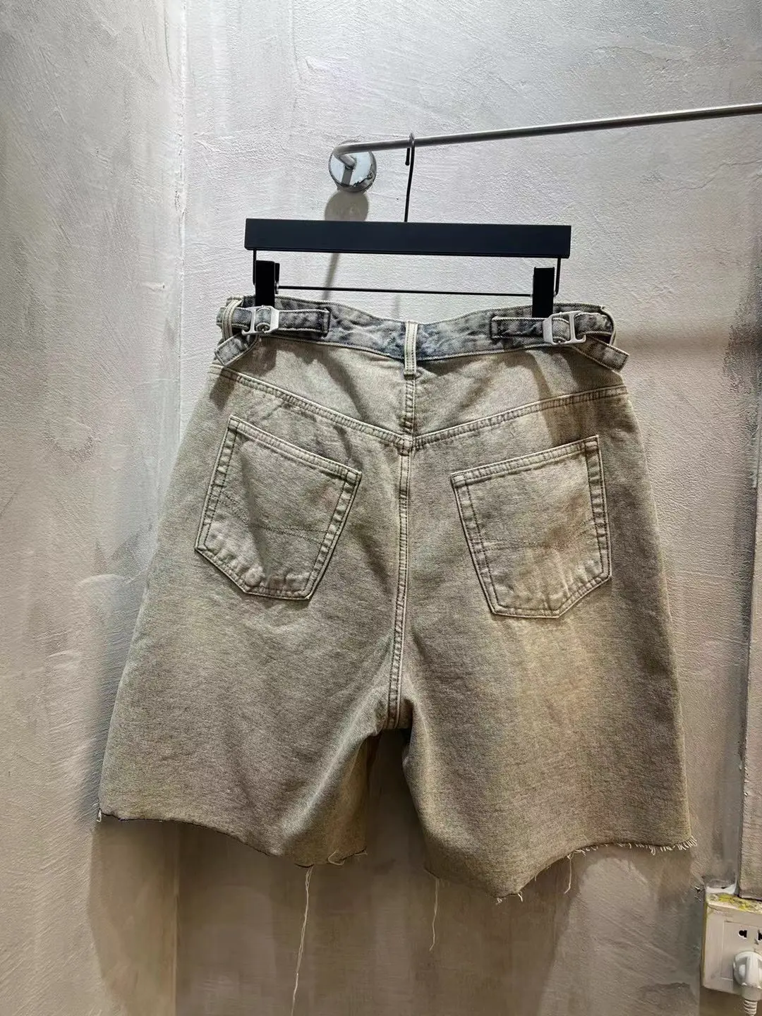 Inside-Out Effect Baggy Denim Shorts D21018719 — view 11