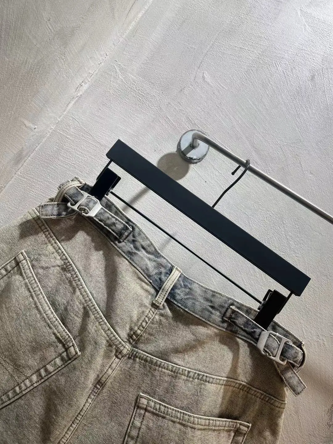 Inside-Out Effect Baggy Denim Shorts D21018719 — view 14