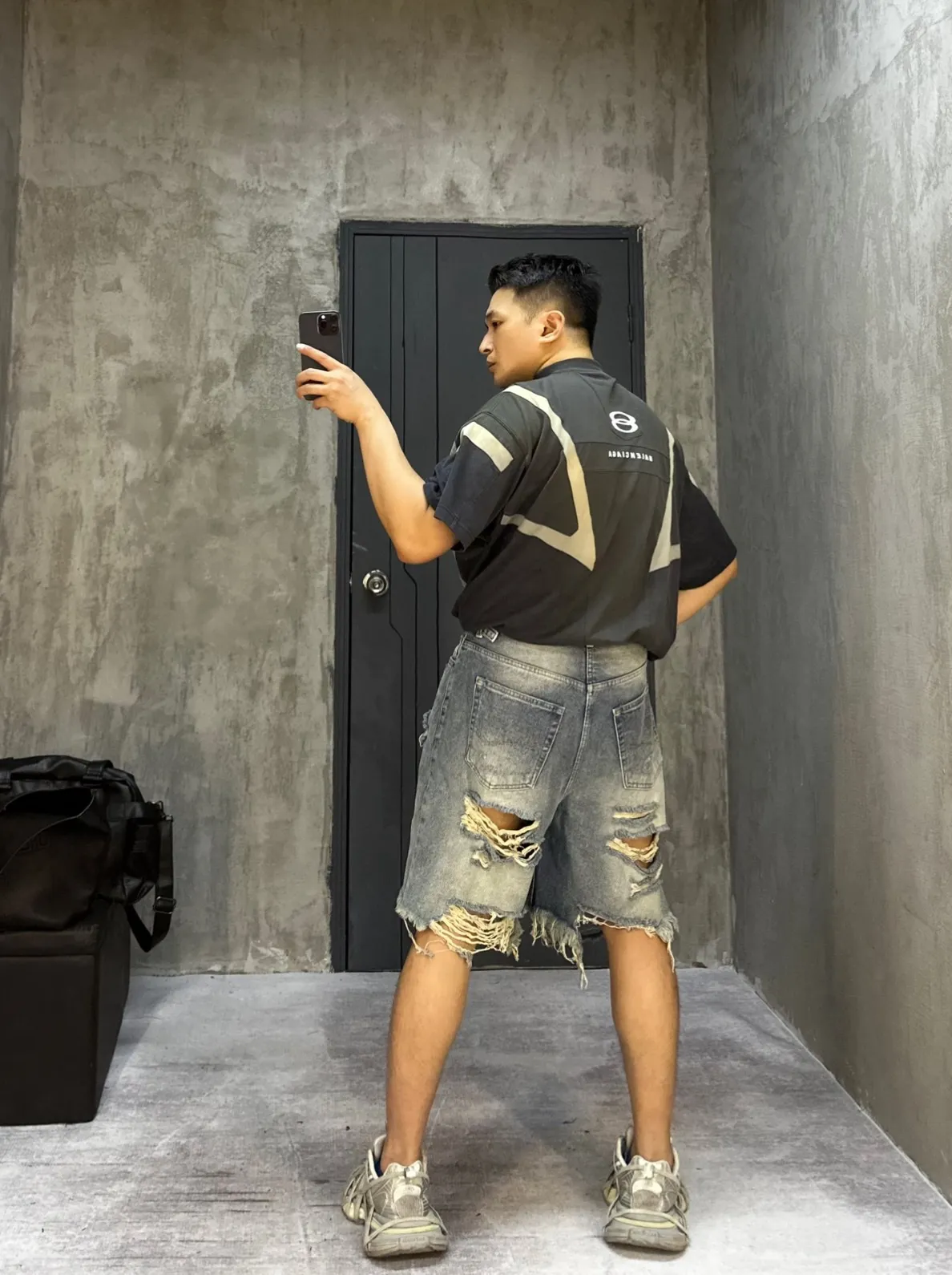 Distressed Wide-Leg Denim Shorts D21518632 — view 3