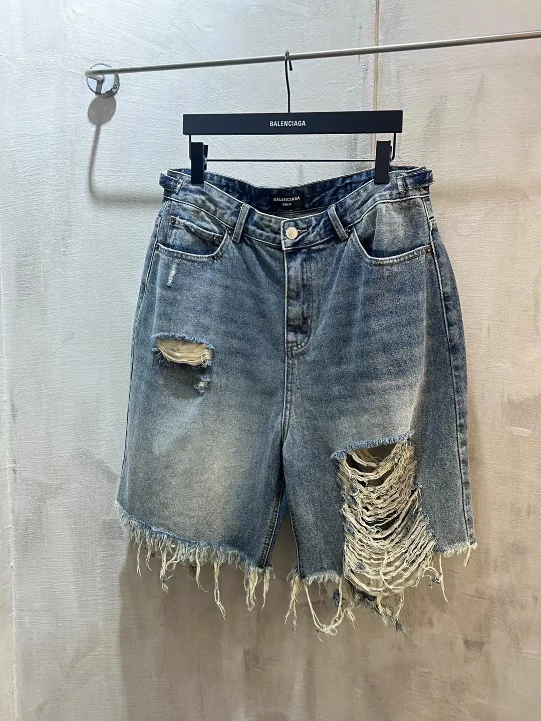 Distressed Wide-Leg Denim Shorts D21518633