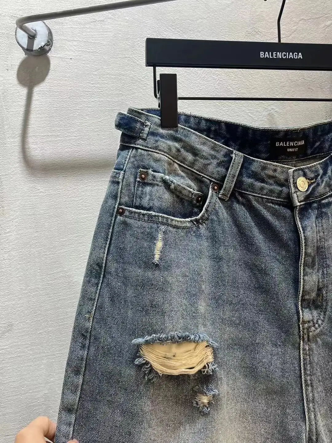 Distressed Wide-Leg Denim Shorts D21518633 — view 3