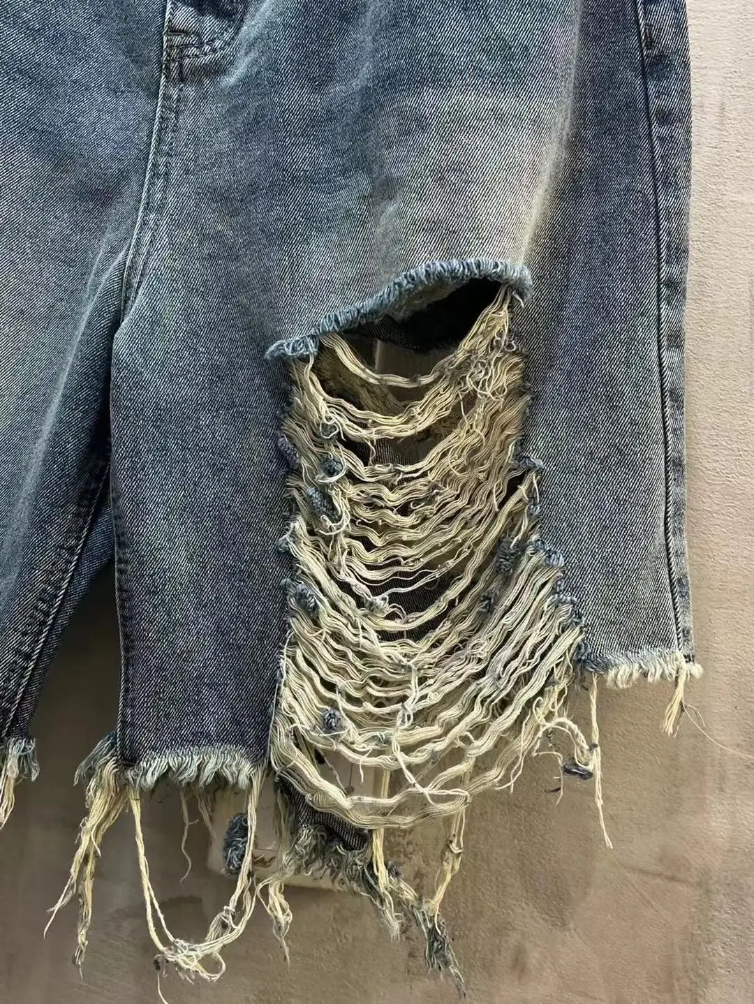 Distressed Wide-Leg Denim Shorts D21518633 — view 4