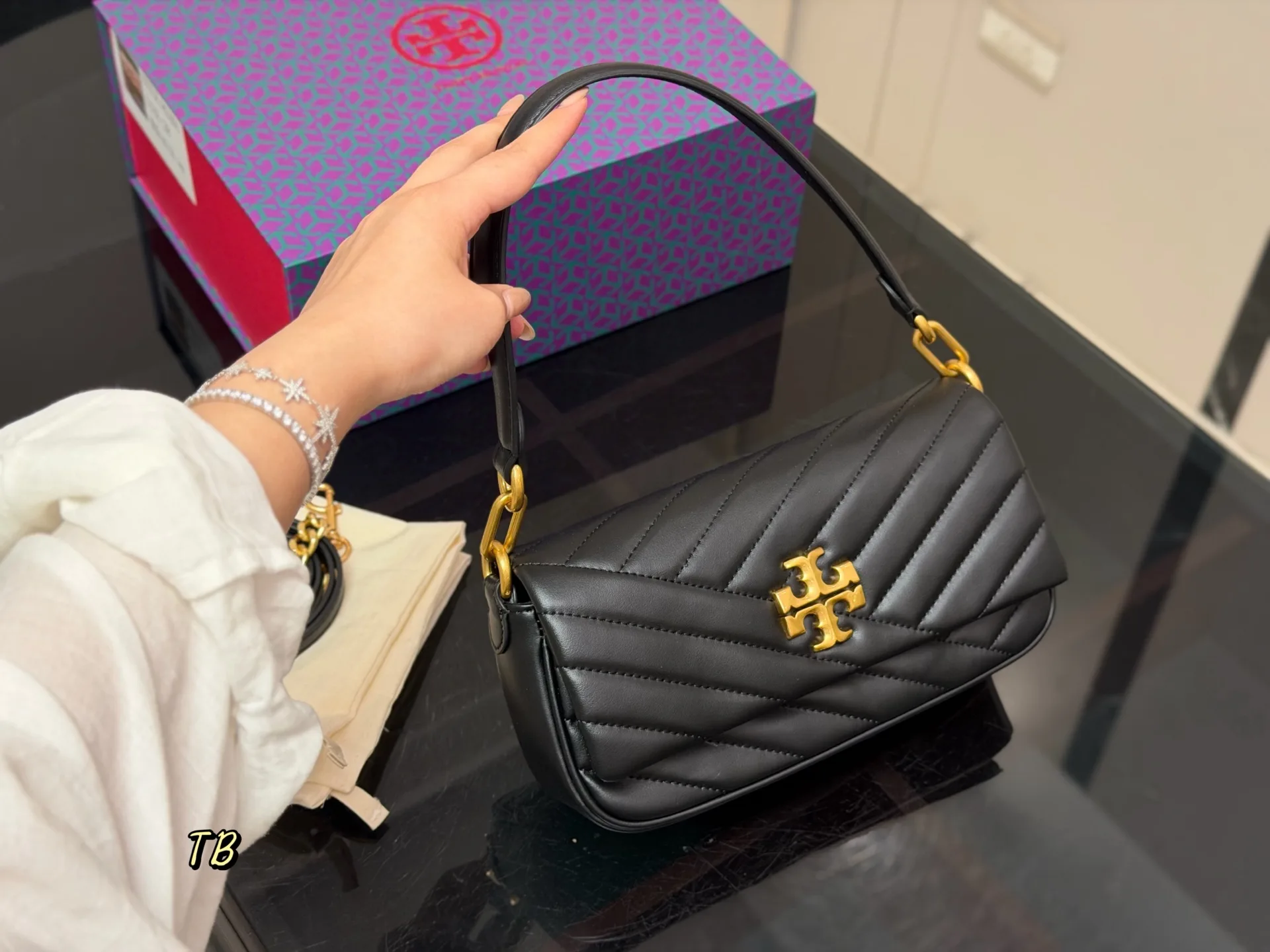 Kira Chevron Quilted Shoulder Bag D31018293