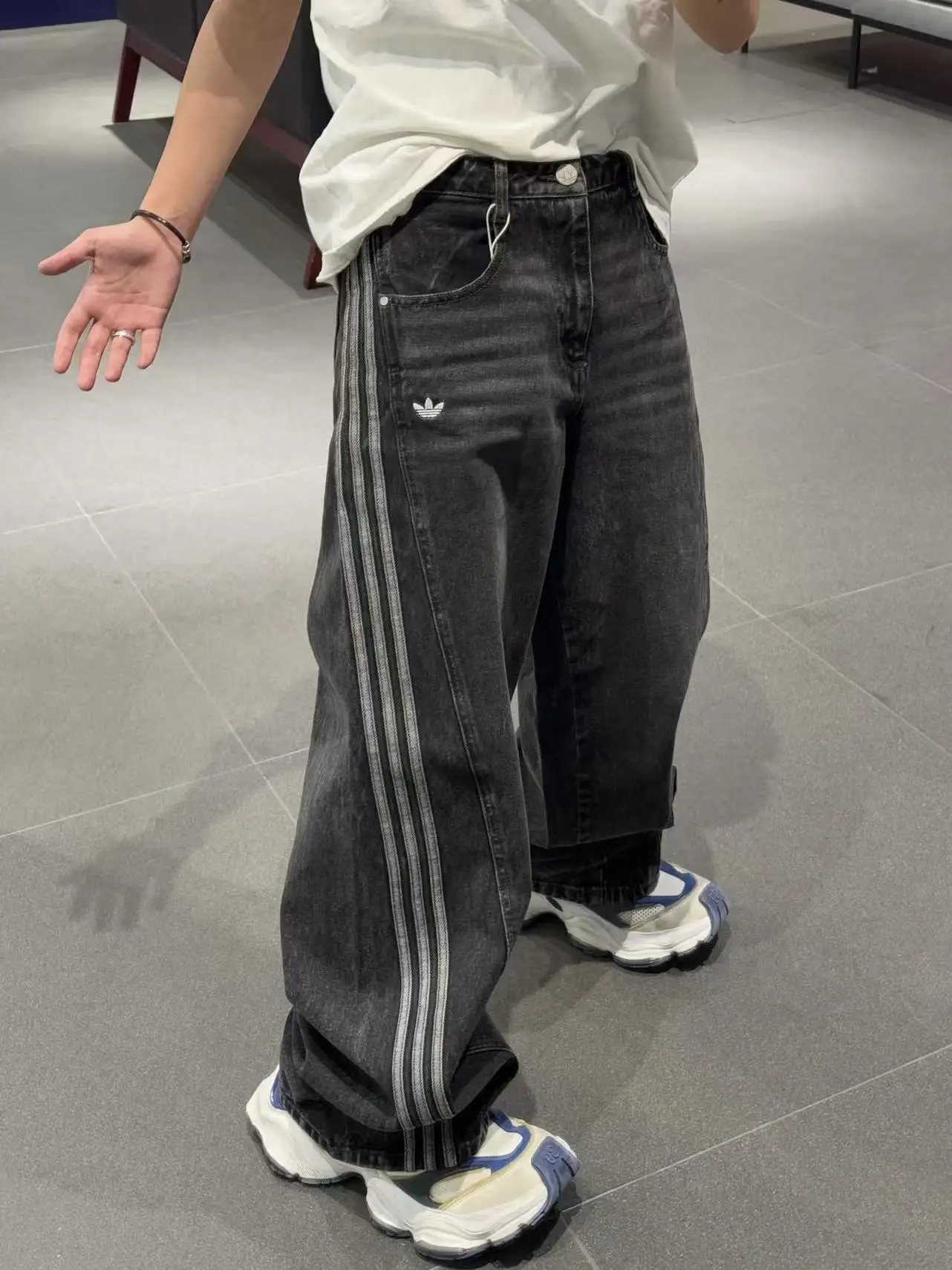 Adidas Originals Washed Wide-Leg Jeans D19520546