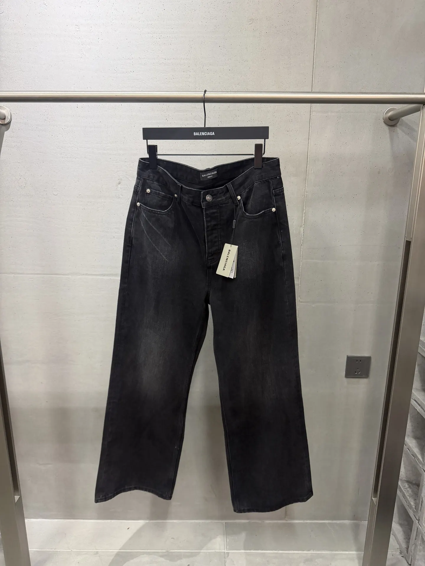 Distressed Wide-Leg Denim Jeans D21020571