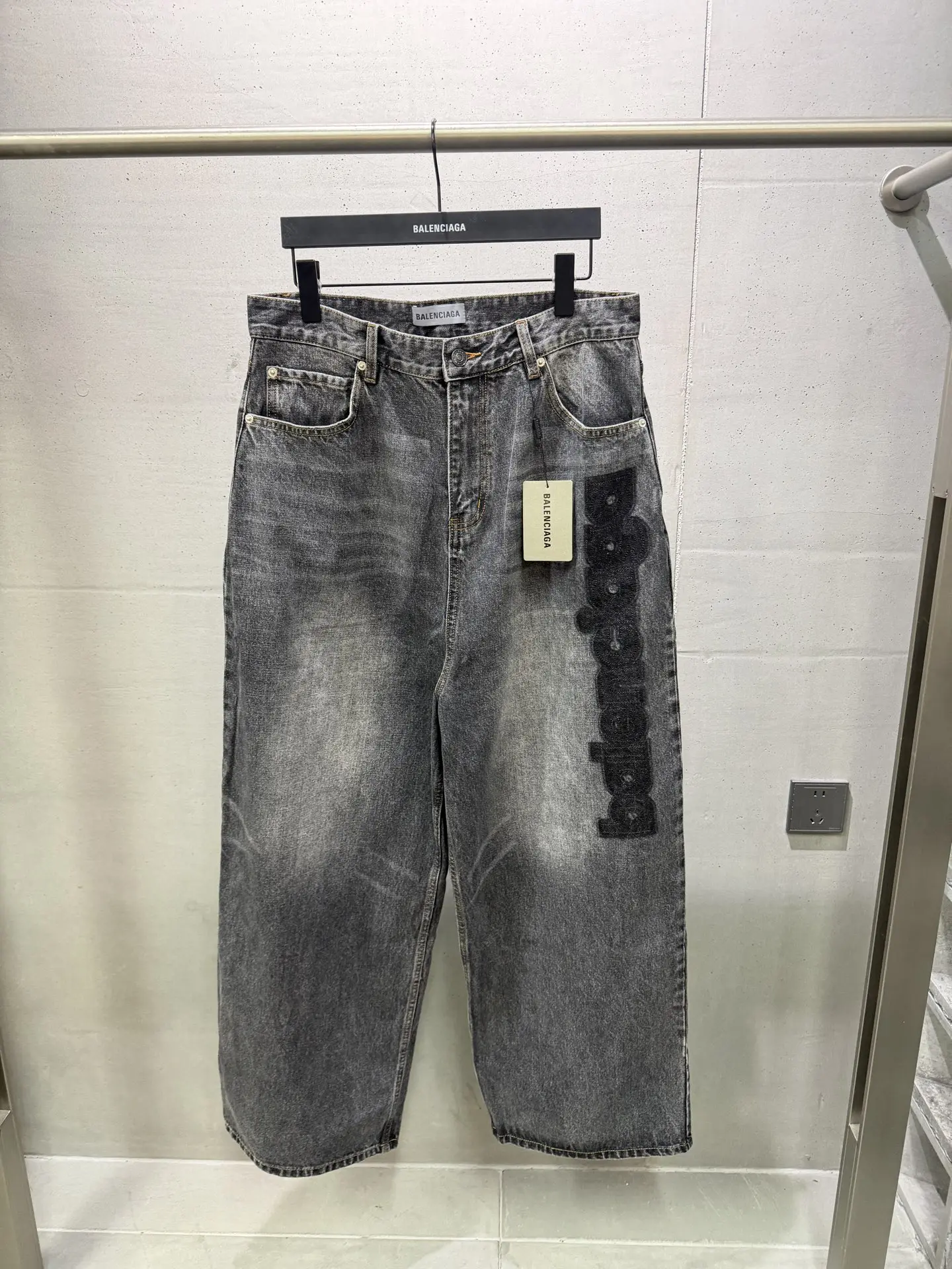 Logo Flocked Wide-Leg Washed Jeans D23020573