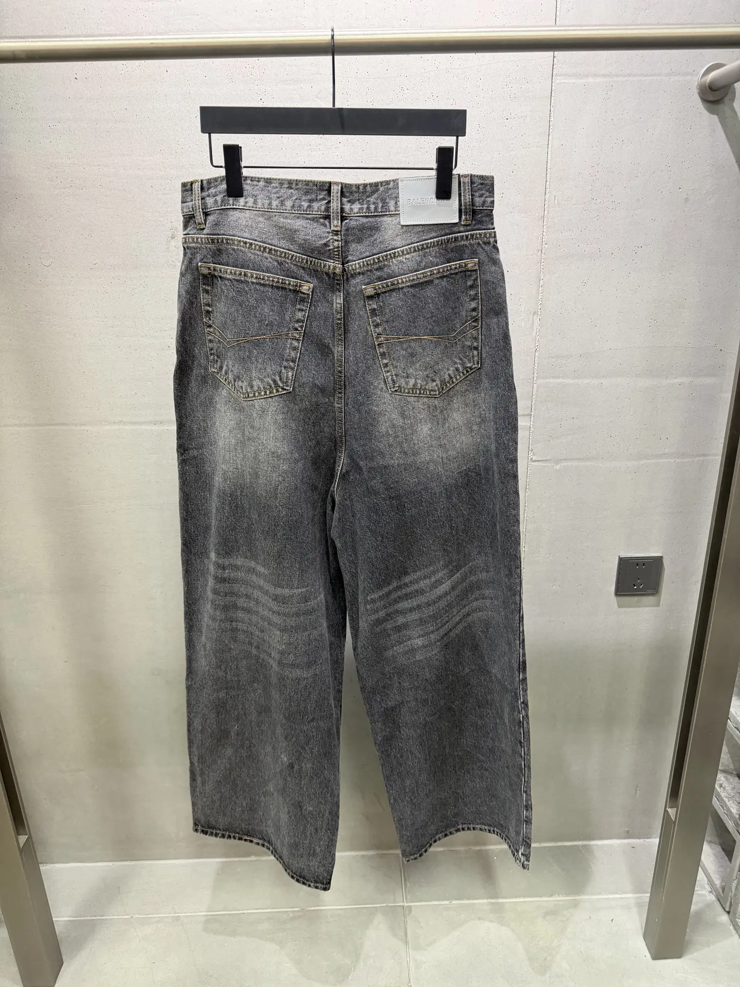 Logo Flocked Wide-Leg Washed Jeans D23020573 — view 2