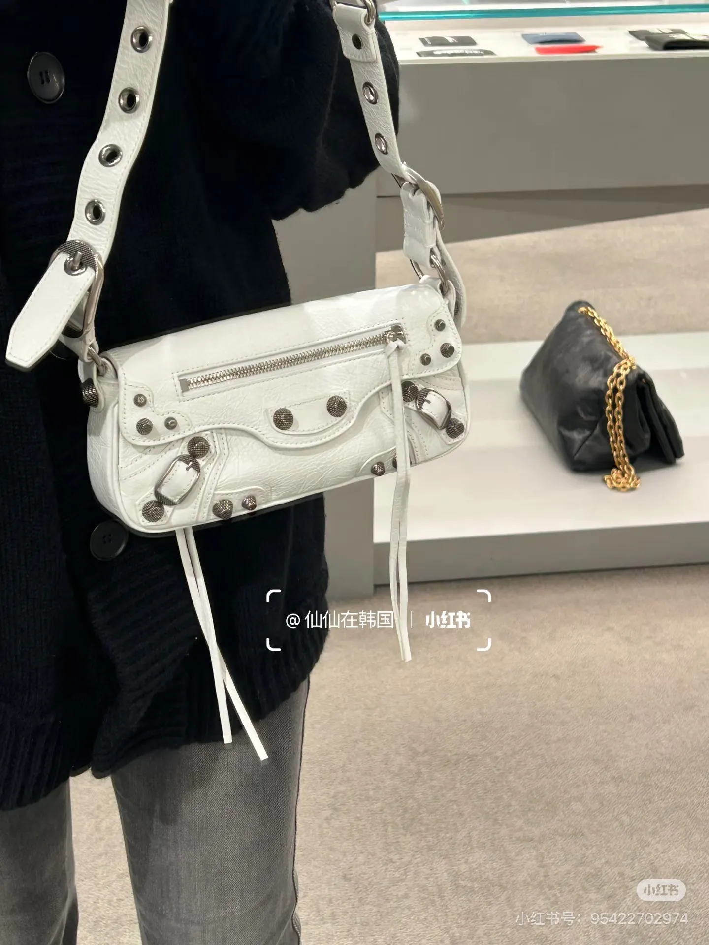 Le Cagole Mini Shoulder Bag D34018400
