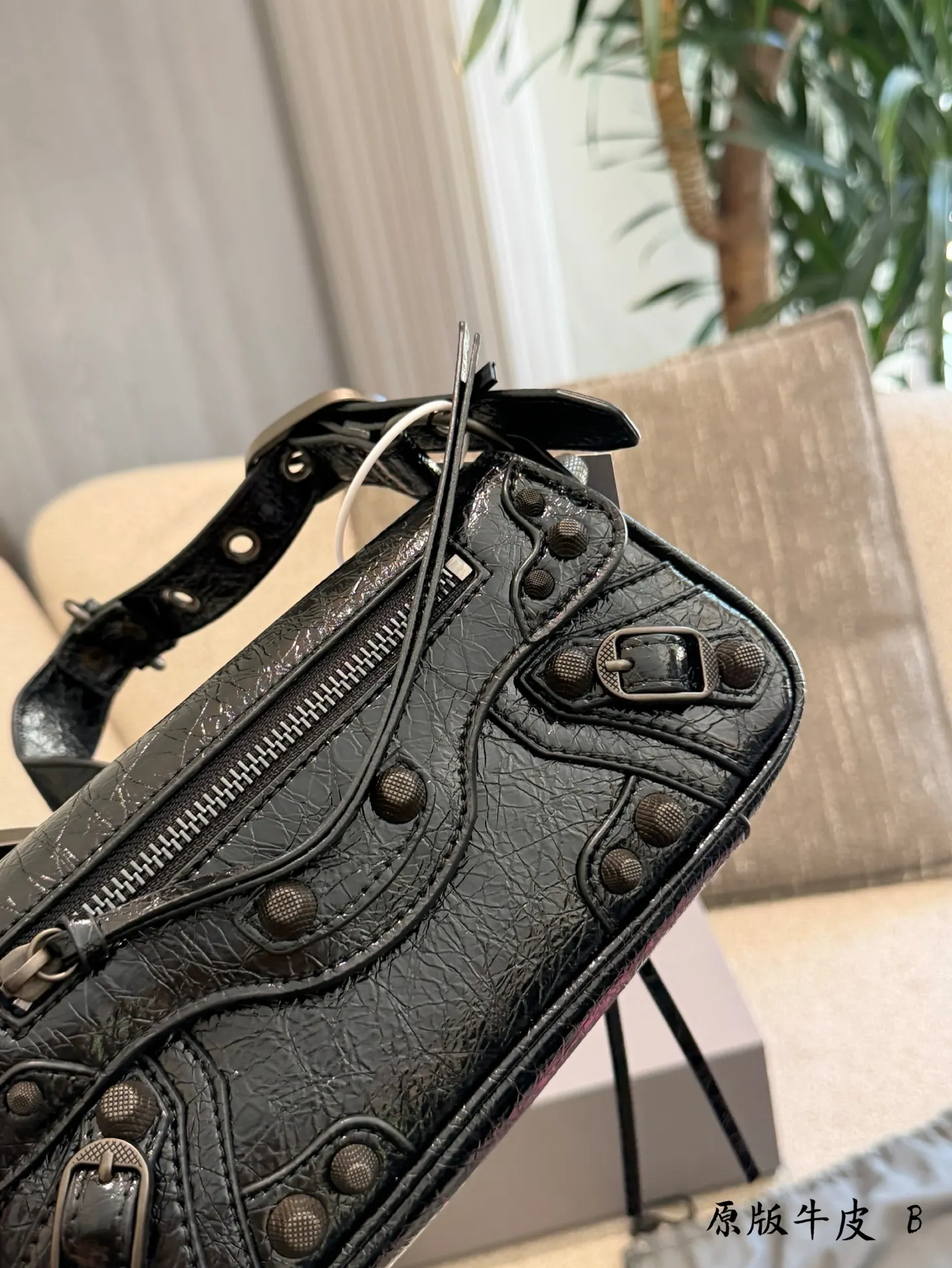 Le Cagole Distressed Leather Shoulder Bag D34018399 — view 5