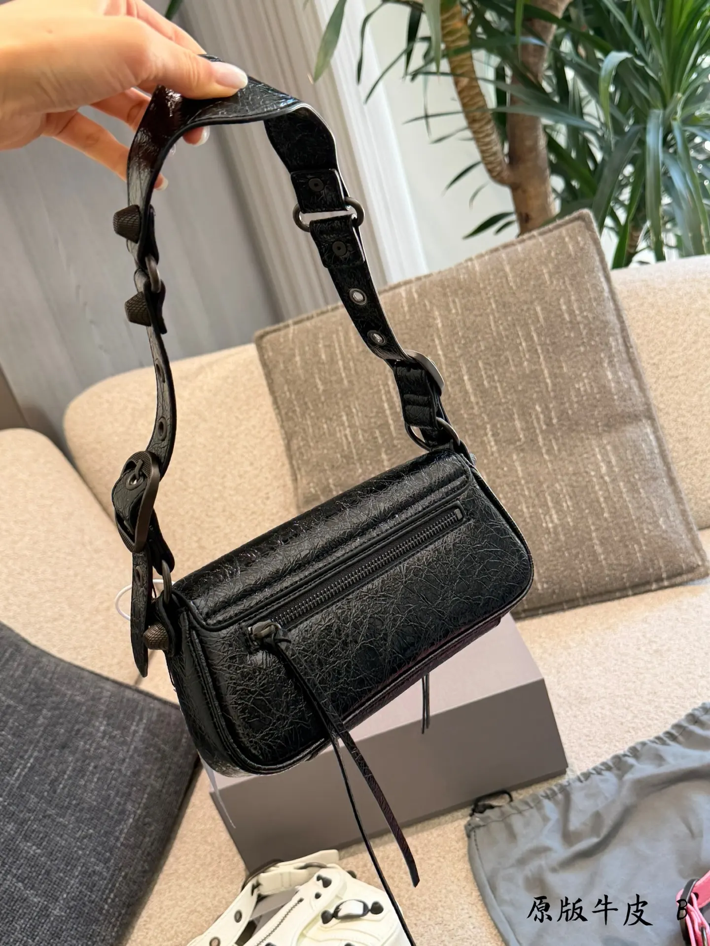 Le Cagole Distressed Leather Shoulder Bag D34018399 — view 8