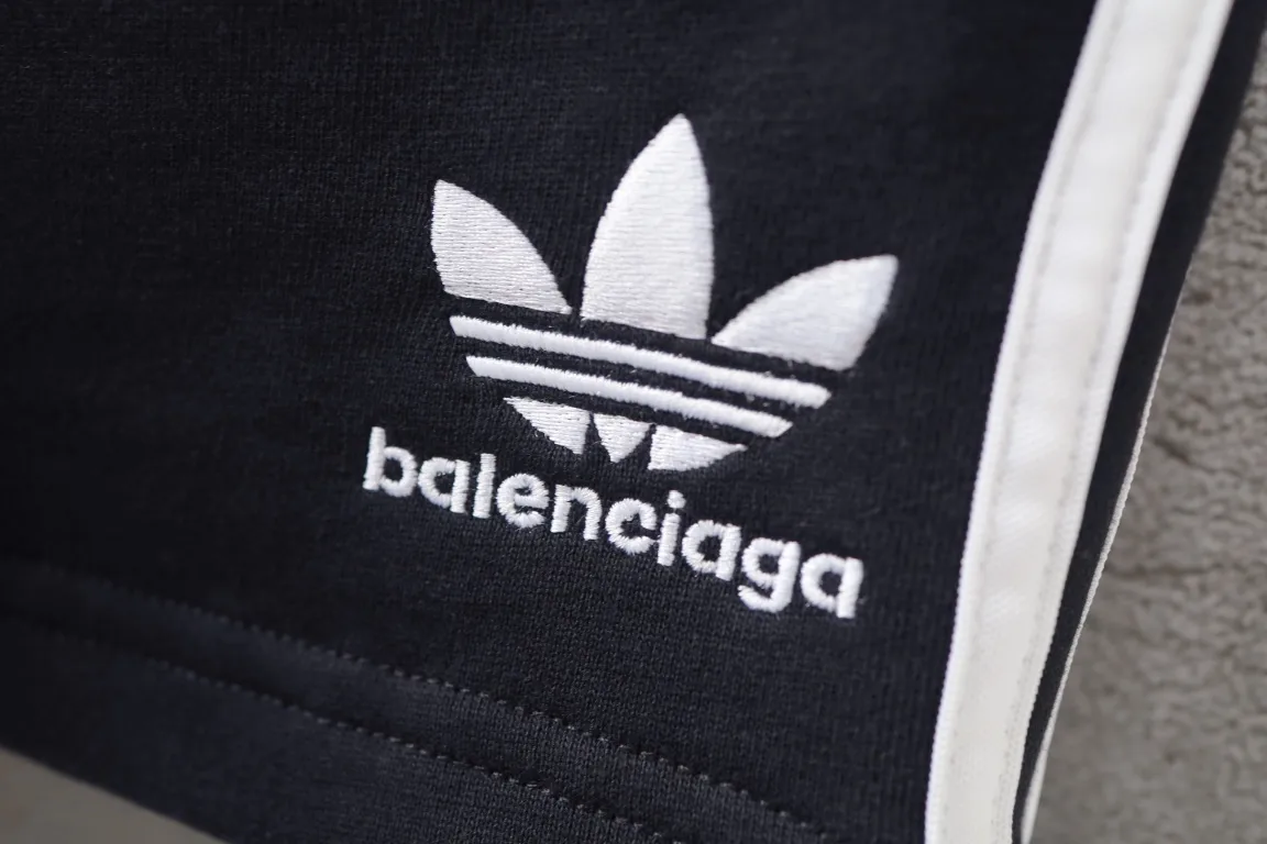 Logo Embroidered Striped Jersey Shorts D16521271 — view 32