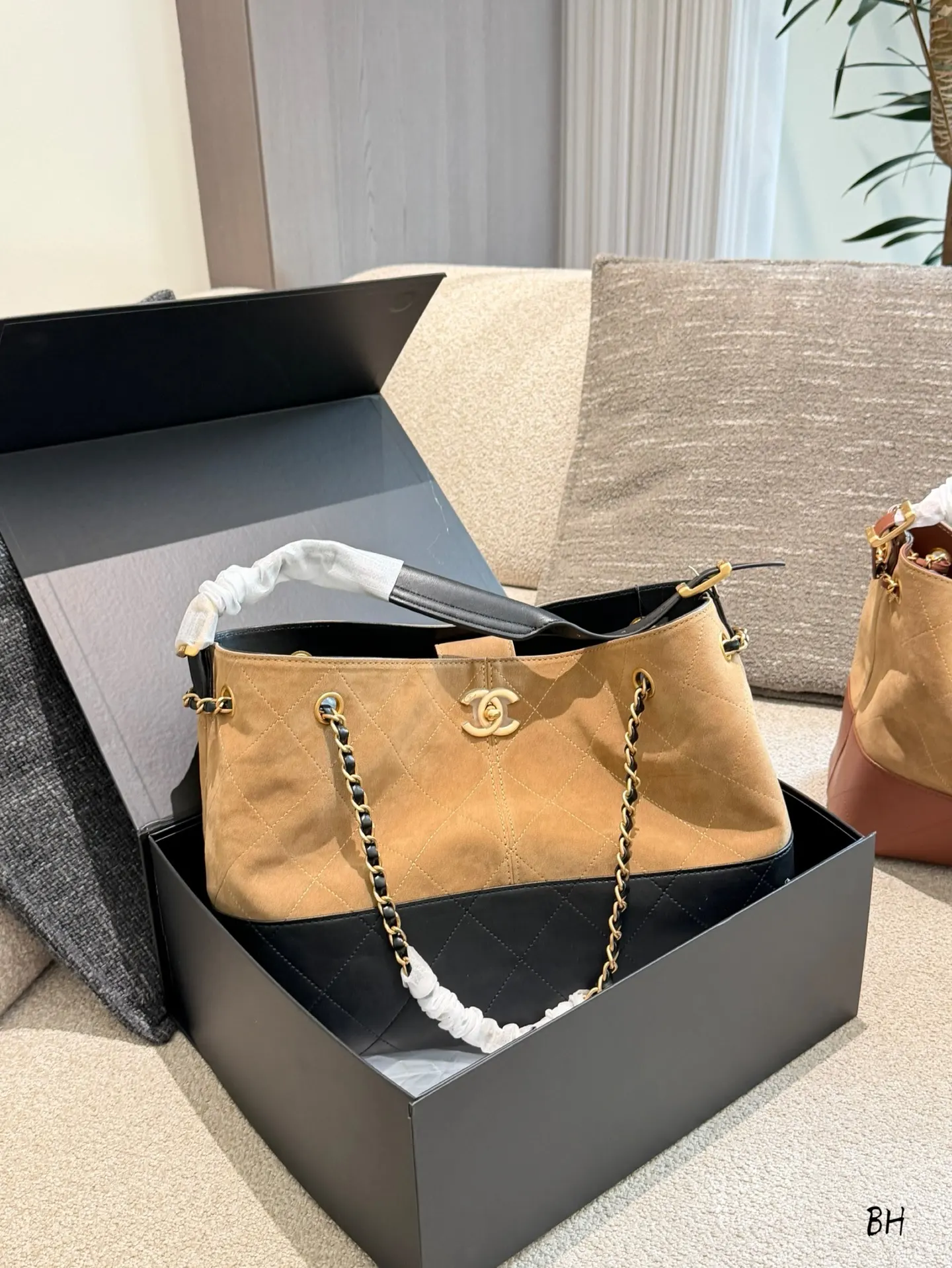 Chanel 25A Suede and Lambskin Hobo Tote Bag D38018168 — view 2