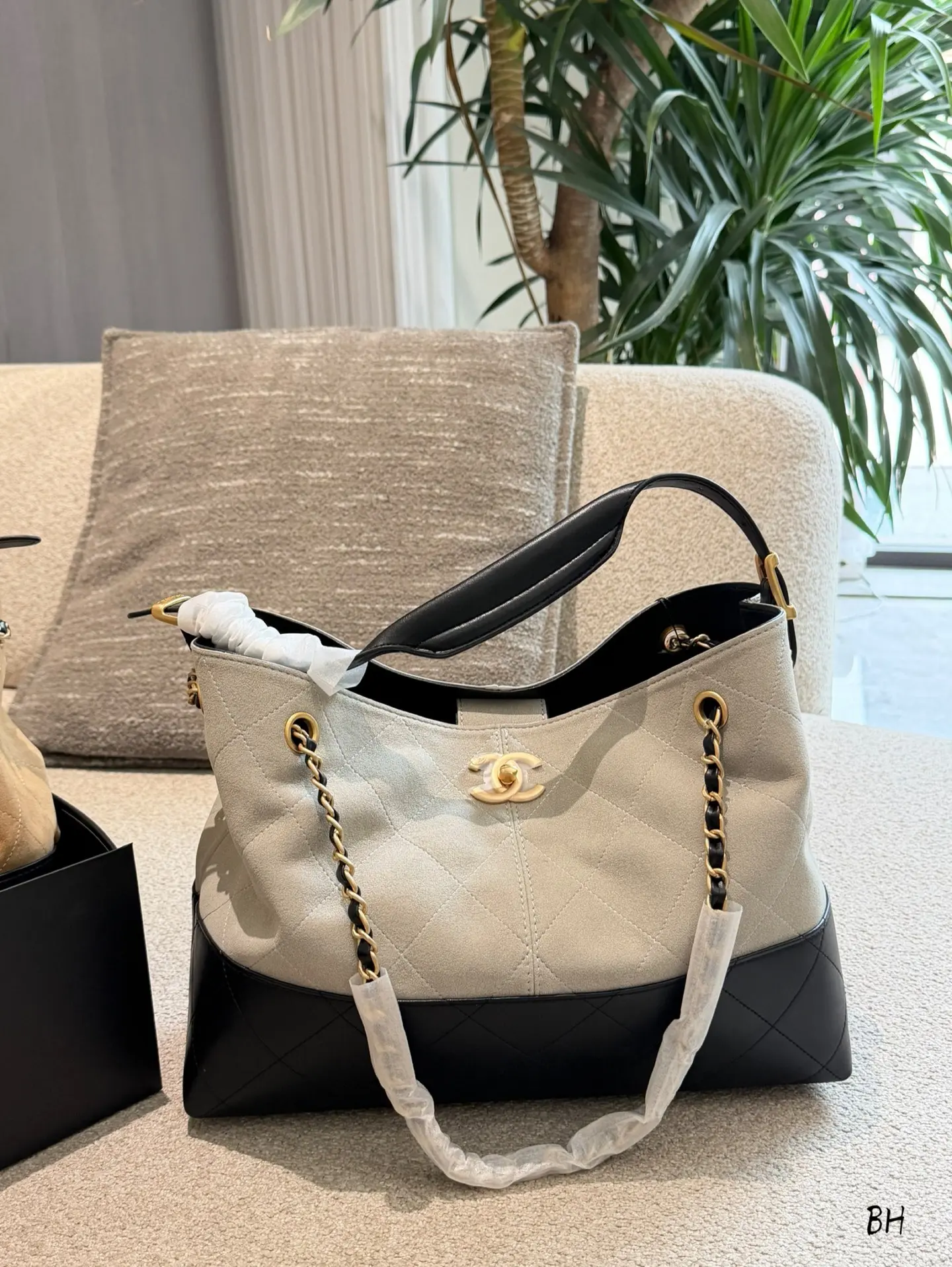 Chanel 25A Suede and Lambskin Hobo Tote Bag D38018168 — view 4