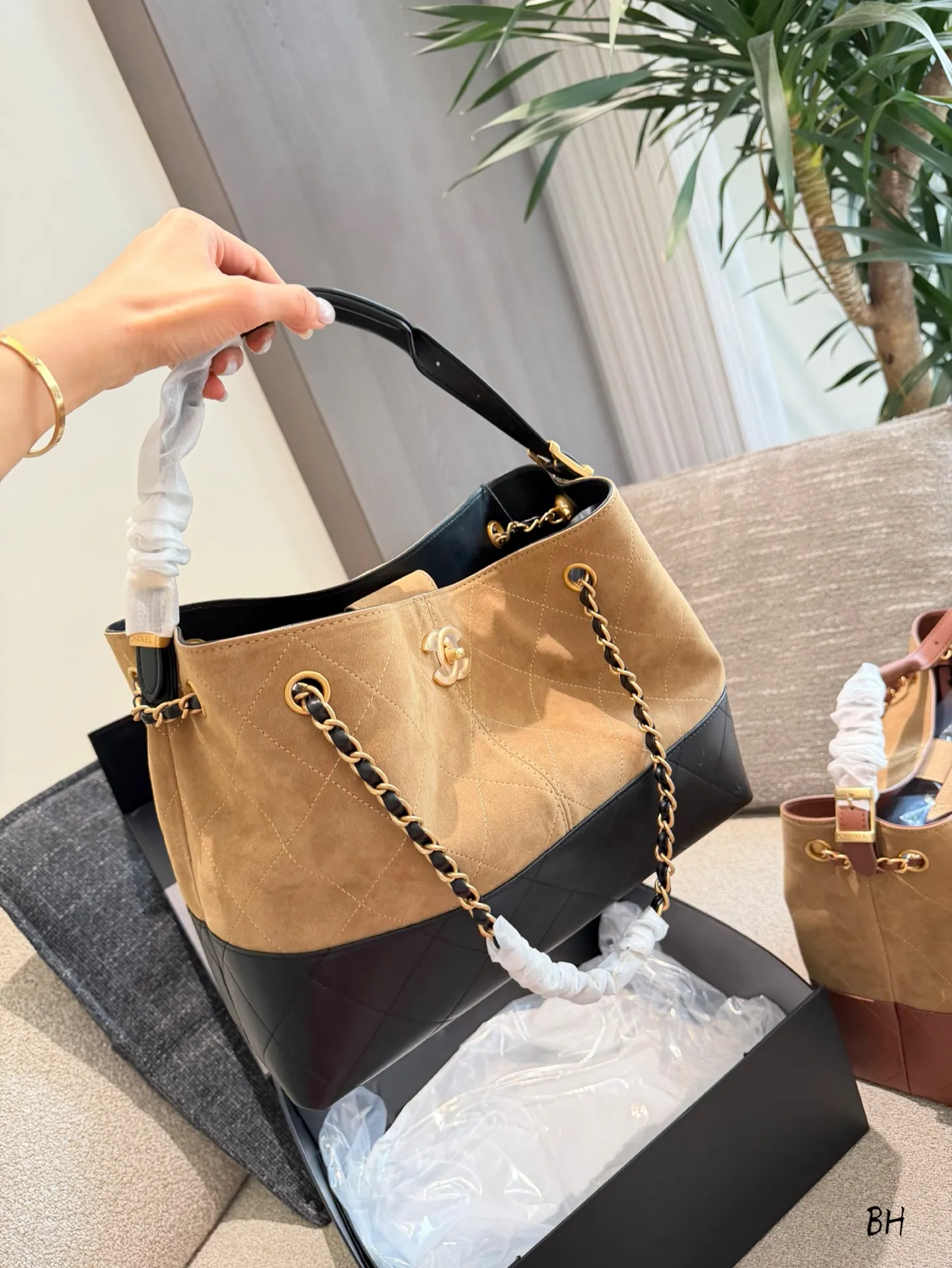 Chanel 25A Suede and Lambskin Hobo Tote Bag D38018168 — view 6