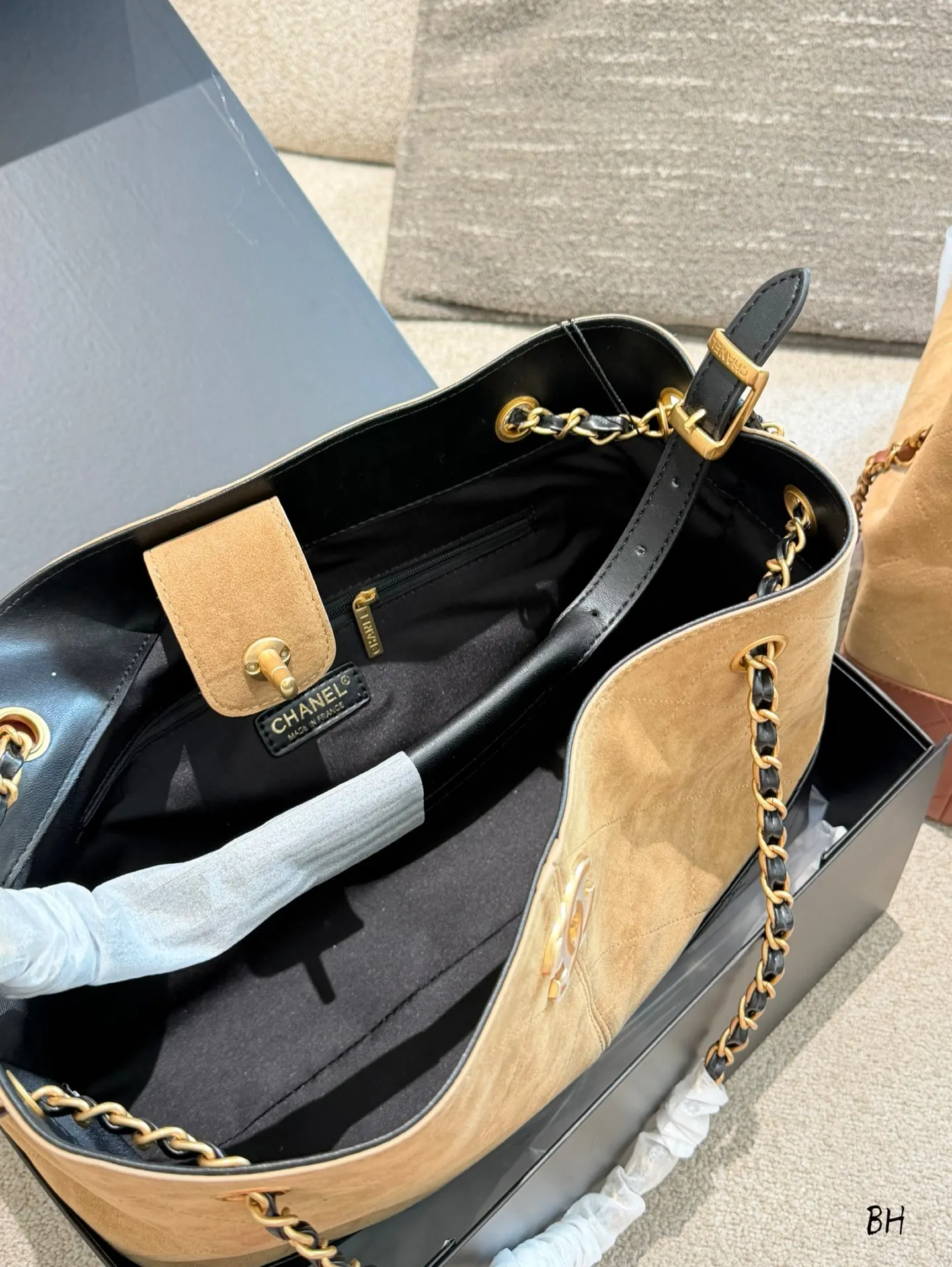 Chanel 25A Suede and Lambskin Hobo Tote Bag D38018168 — view 9