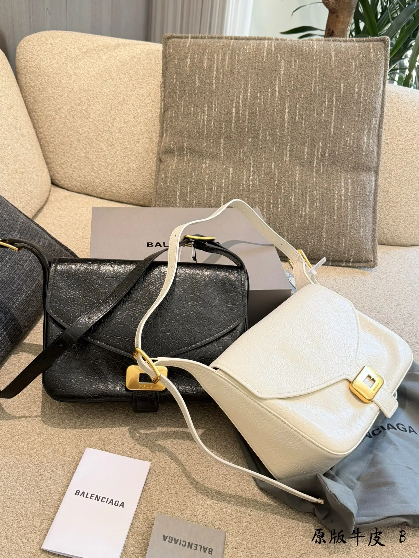Clicca Leather Shoulder Bag D40018397