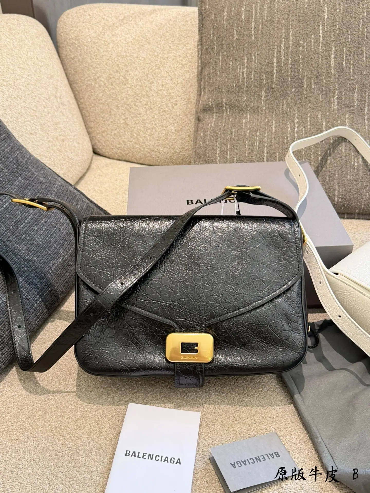 Clicca Leather Shoulder Bag D40018397 — view 2