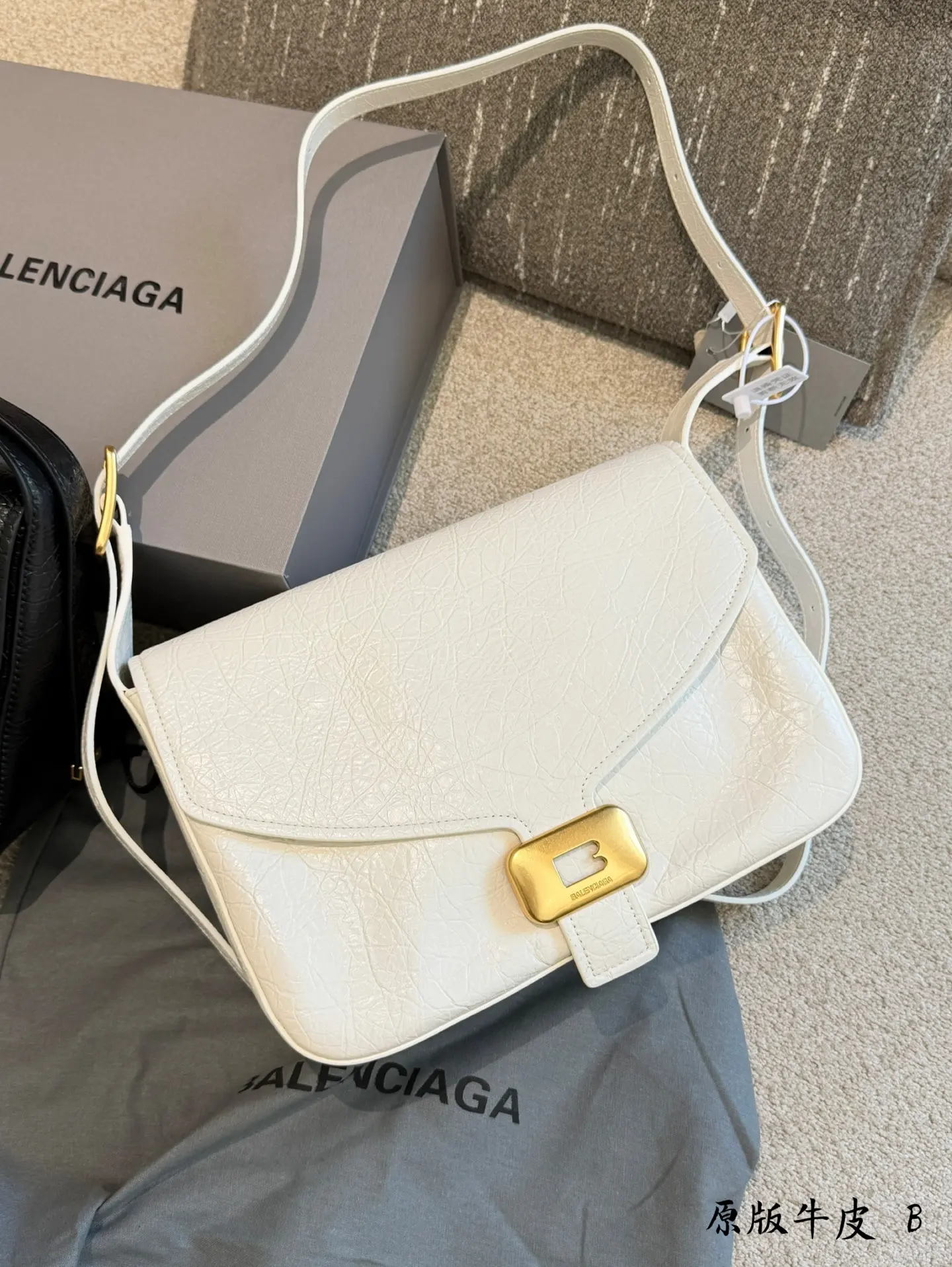 Clicca Leather Shoulder Bag D40018397 — view 3