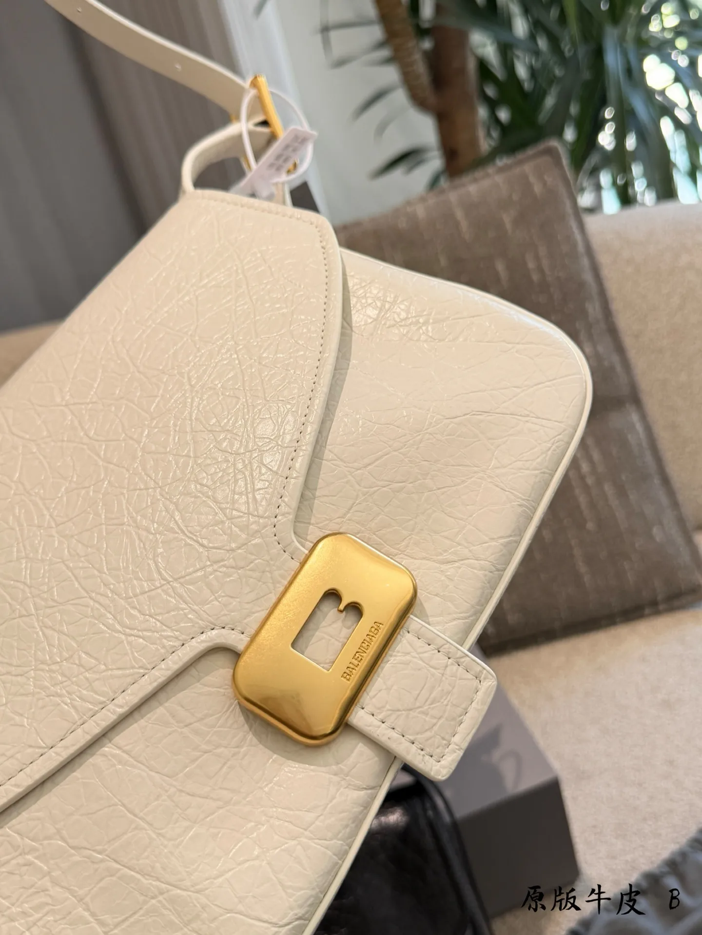 Clicca Leather Shoulder Bag D40018397 — view 4