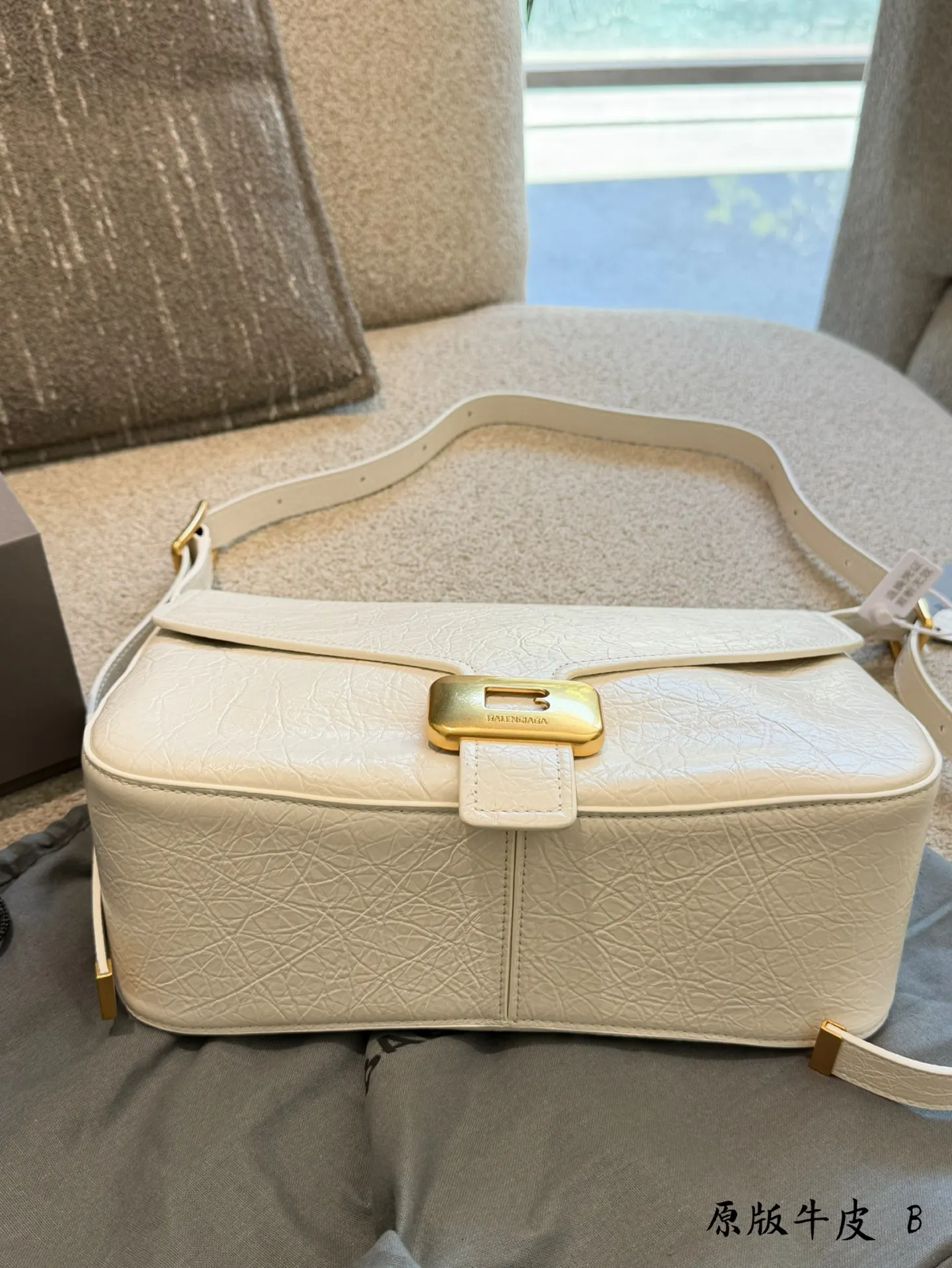 Clicca Leather Shoulder Bag D40018397 — view 5