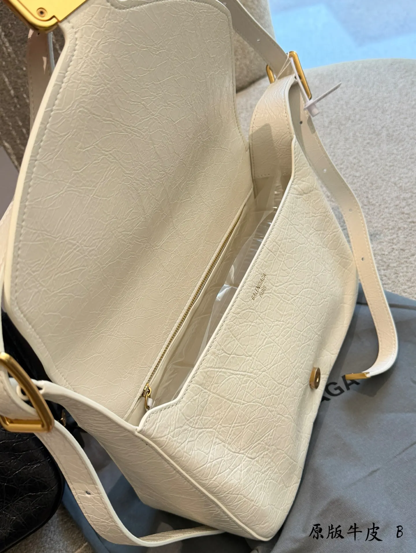 Clicca Leather Shoulder Bag D40018397 — view 6