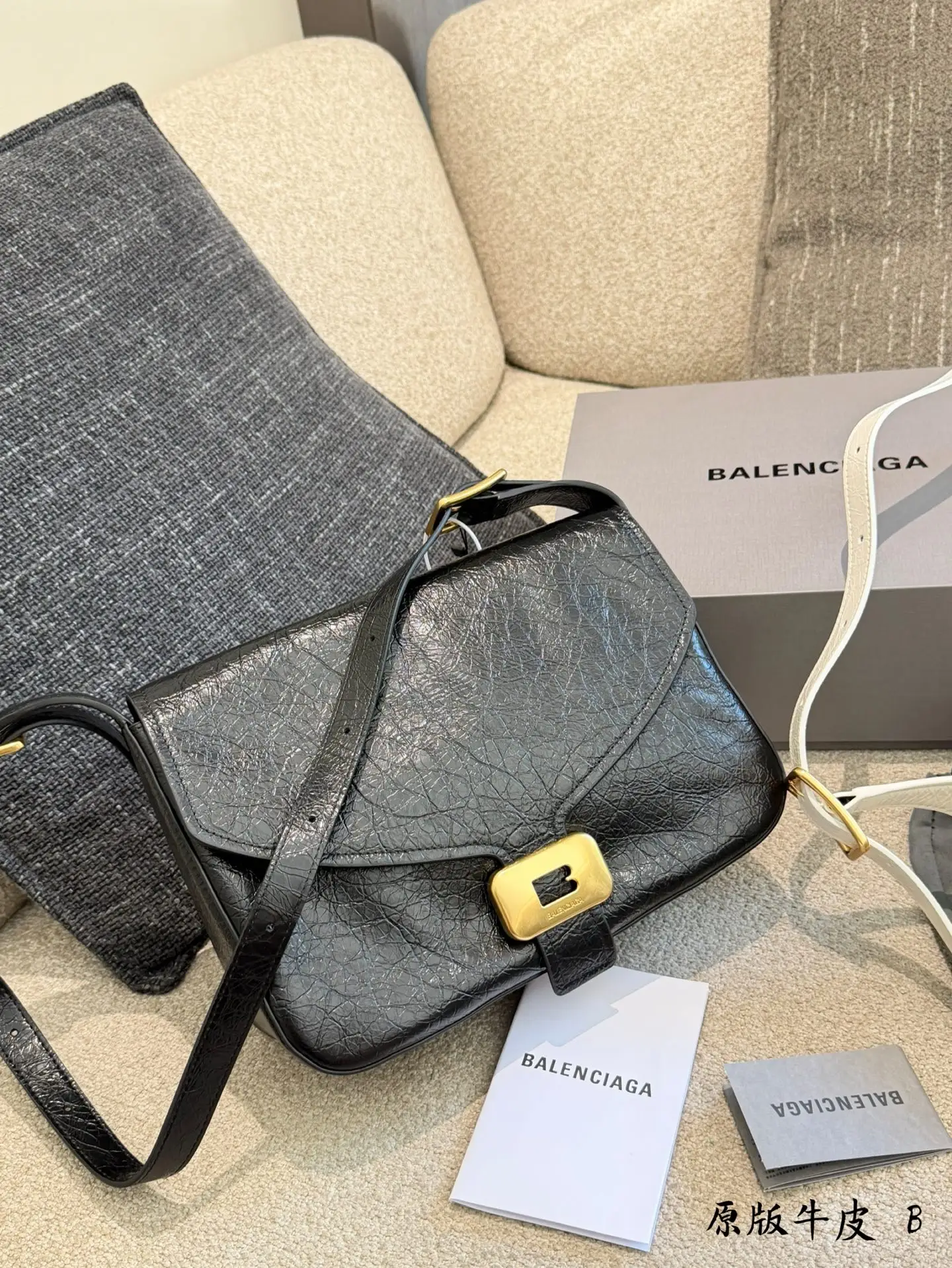 Clicca Leather Shoulder Bag D40018397 — view 7