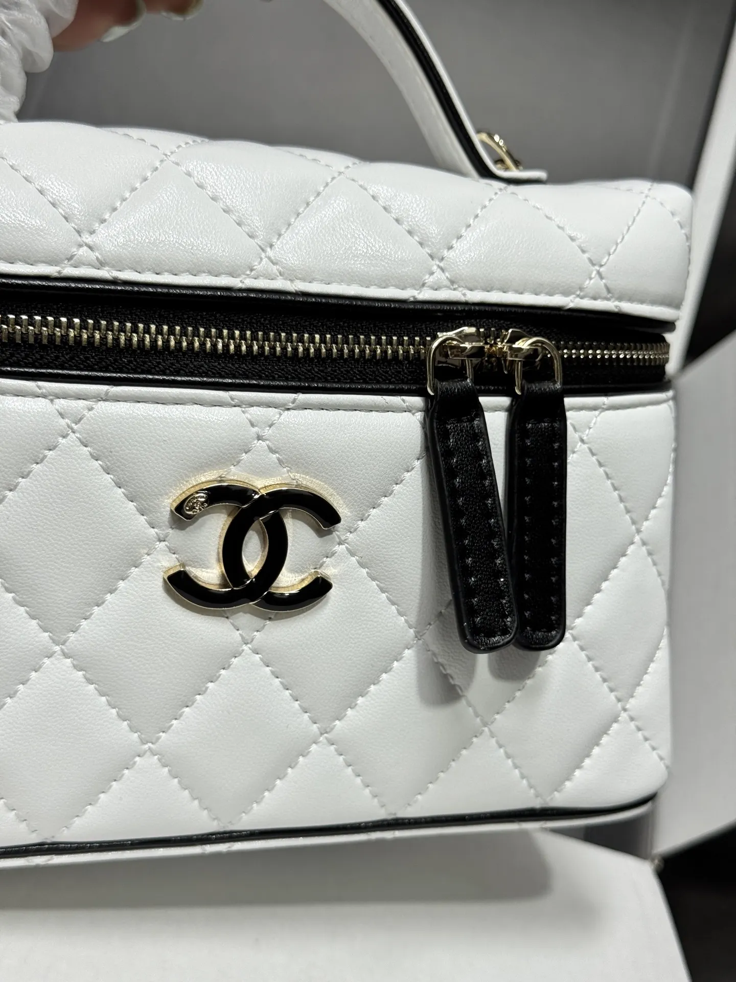 Quilted Leather Vanity Case D41017788 — view 11