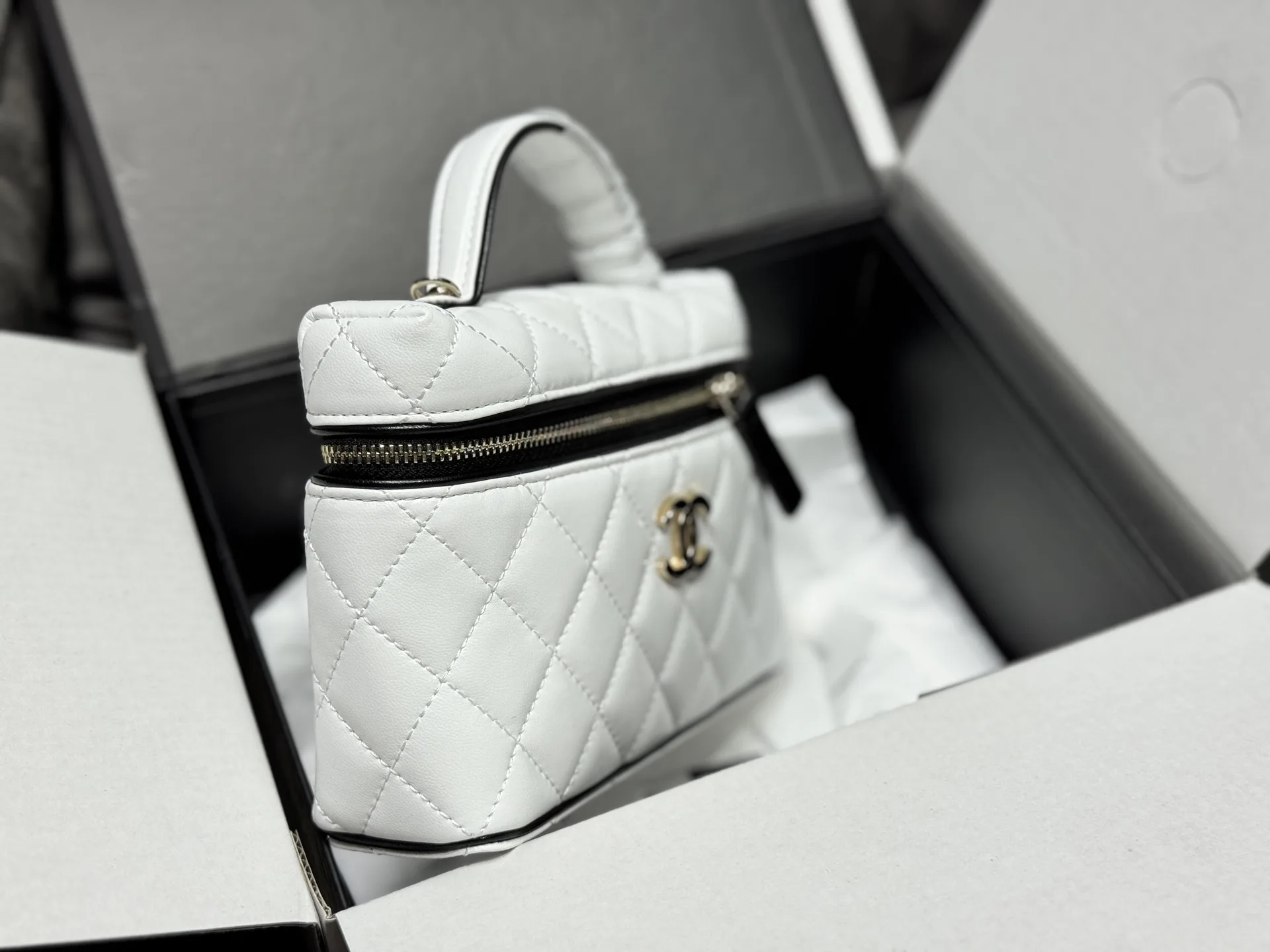 Quilted Leather Vanity Case D41017788 — view 12