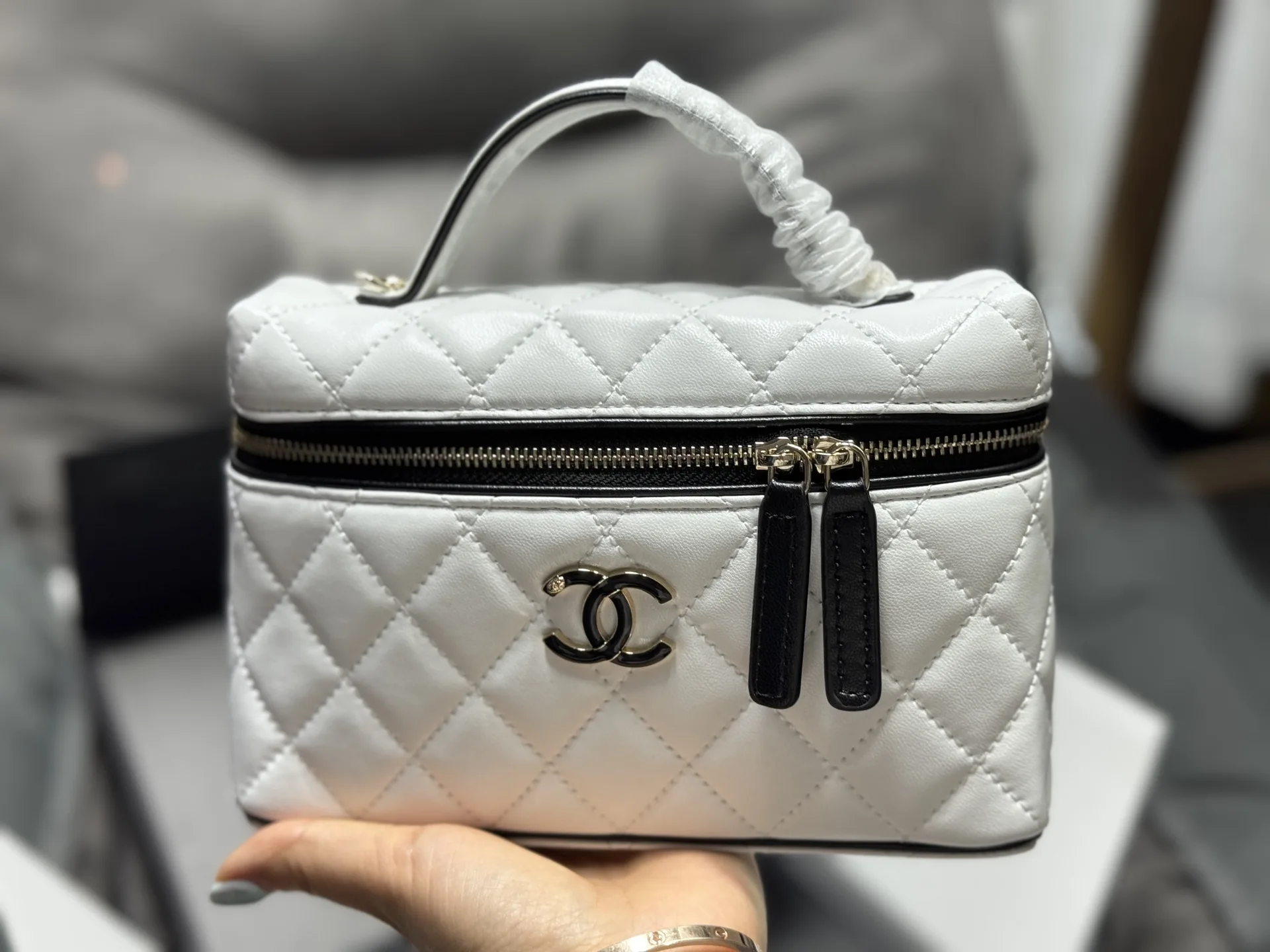 Quilted Leather Vanity Case D41017788 — view 14