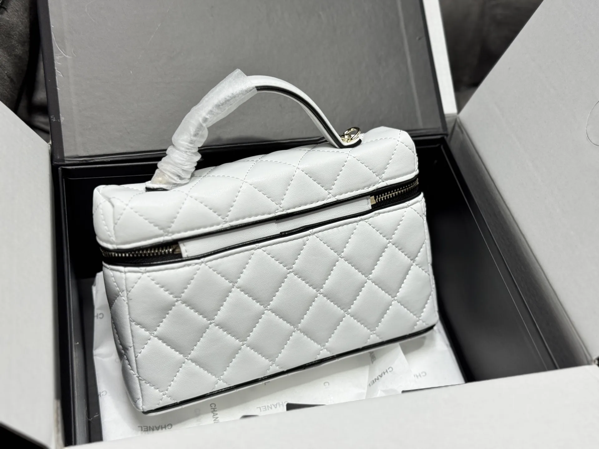 Quilted Leather Vanity Case D41017788 — view 15