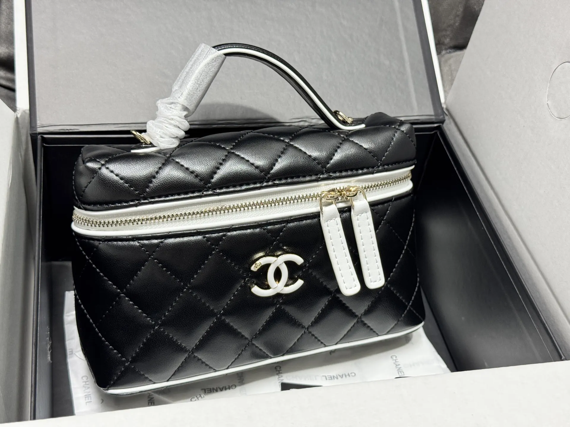 Quilted Leather Vanity Case D41017788
