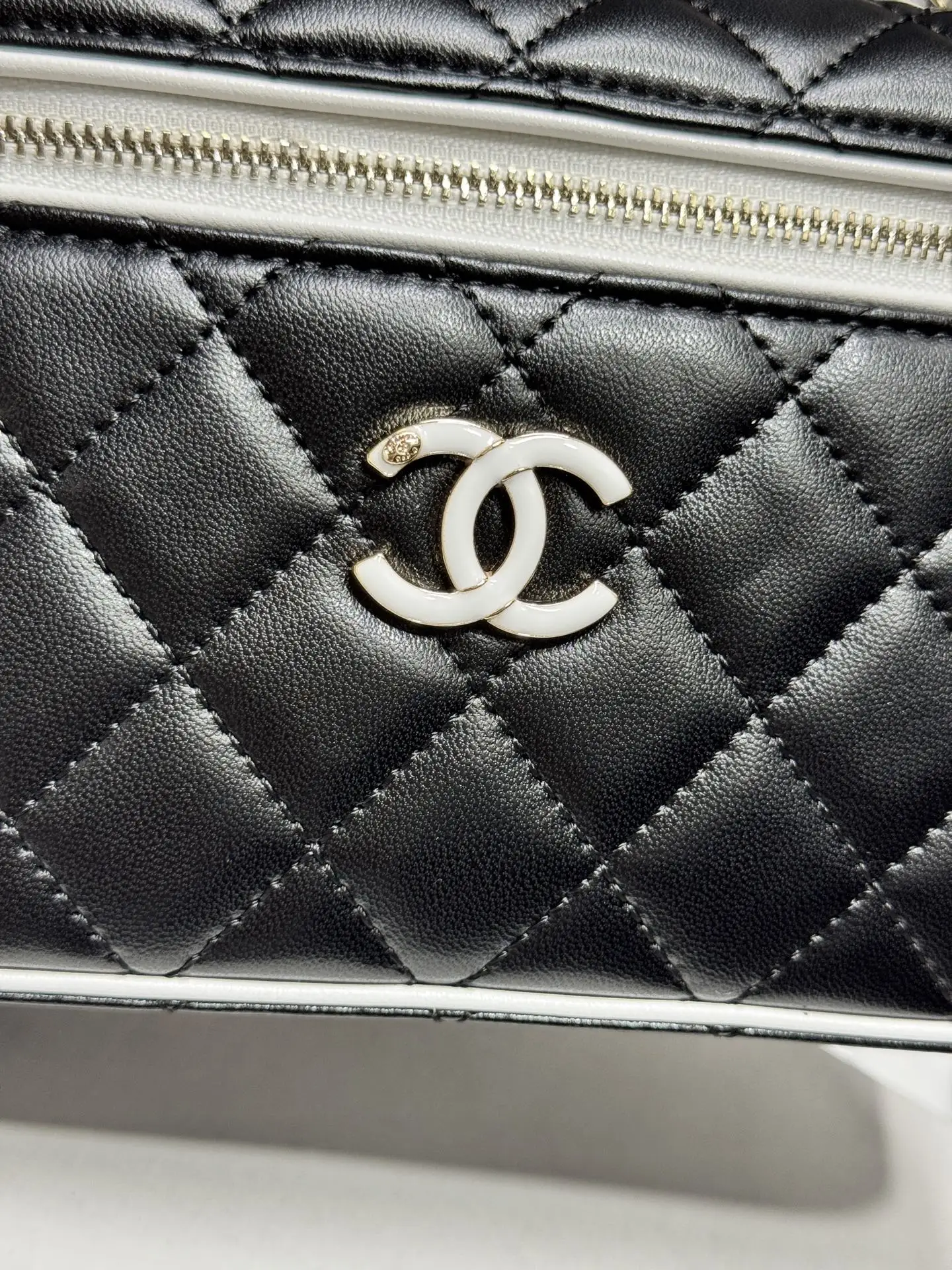 Quilted Leather Vanity Case D41017788 — view 2