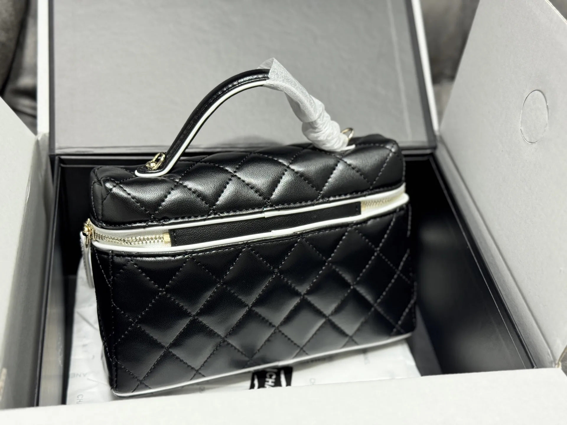 Quilted Leather Vanity Case D41017788 — view 3