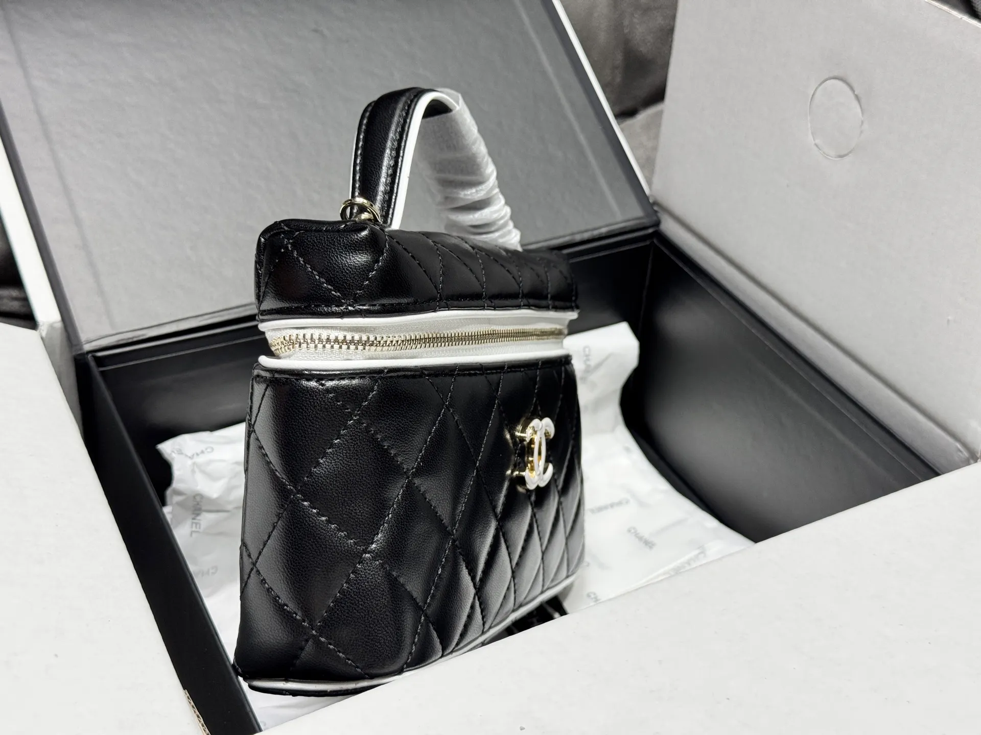 Quilted Leather Vanity Case D41017788 — view 5