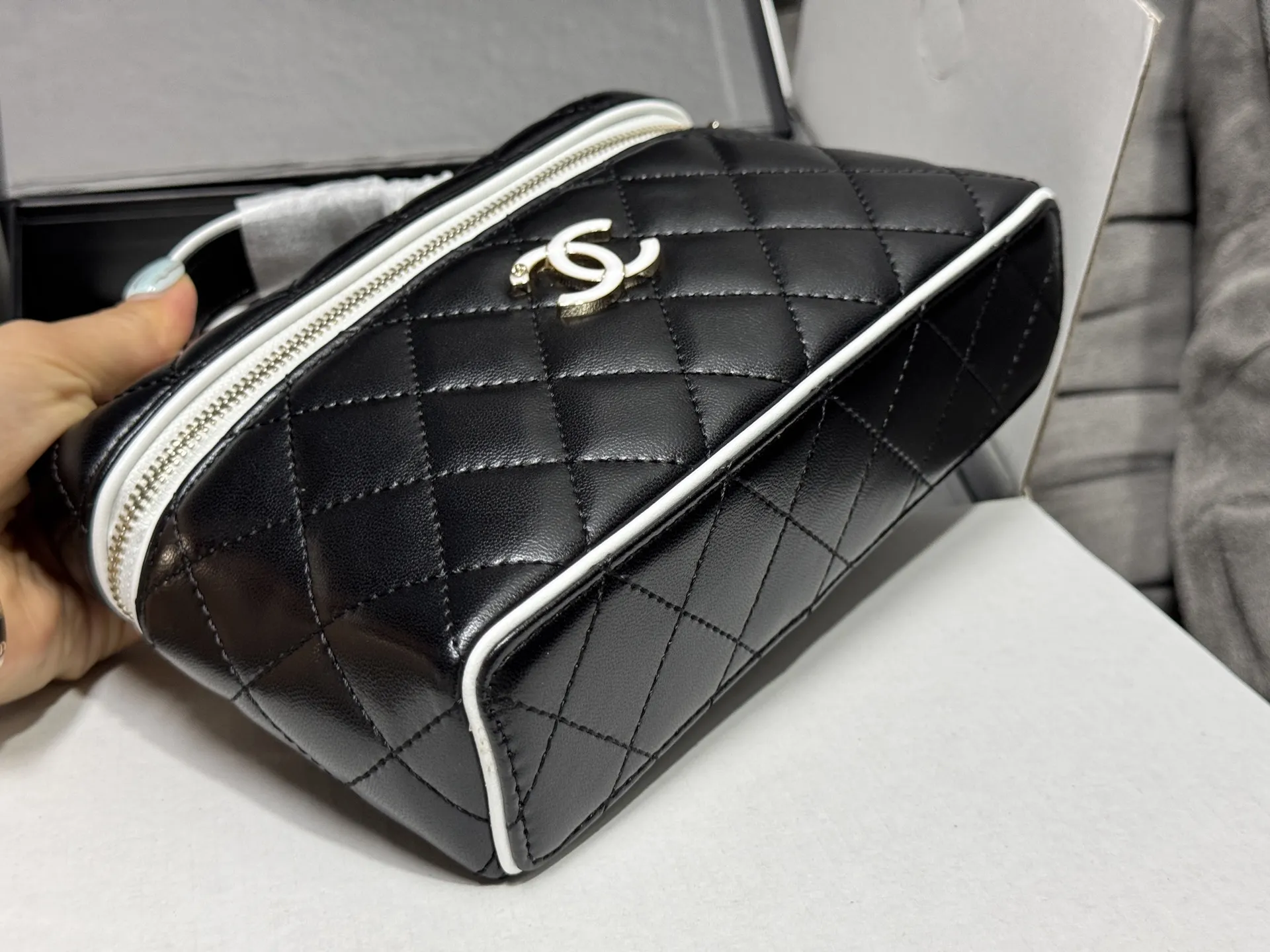 Quilted Leather Vanity Case D41017788 — view 6