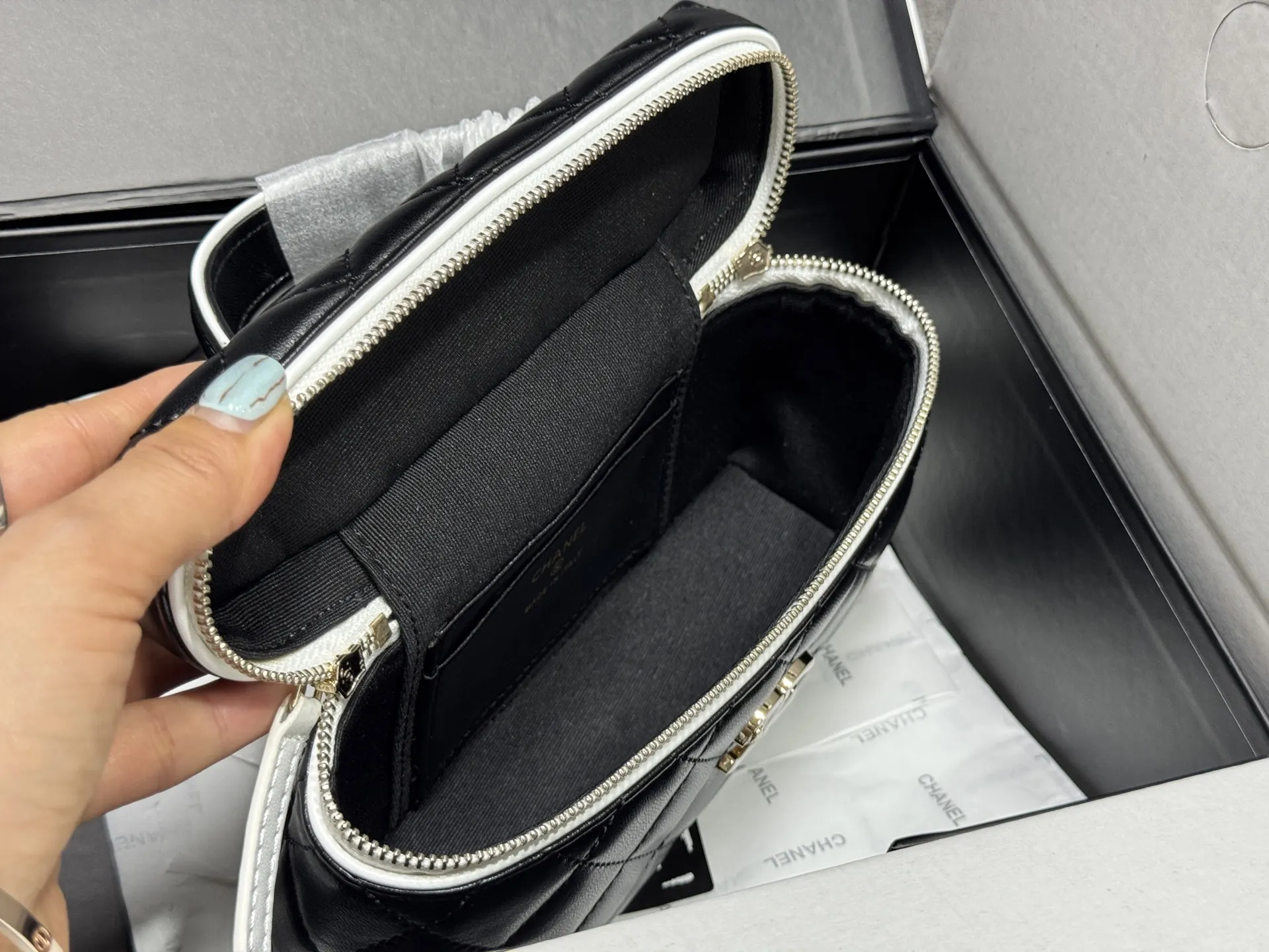 Quilted Leather Vanity Case D41017788 — view 8