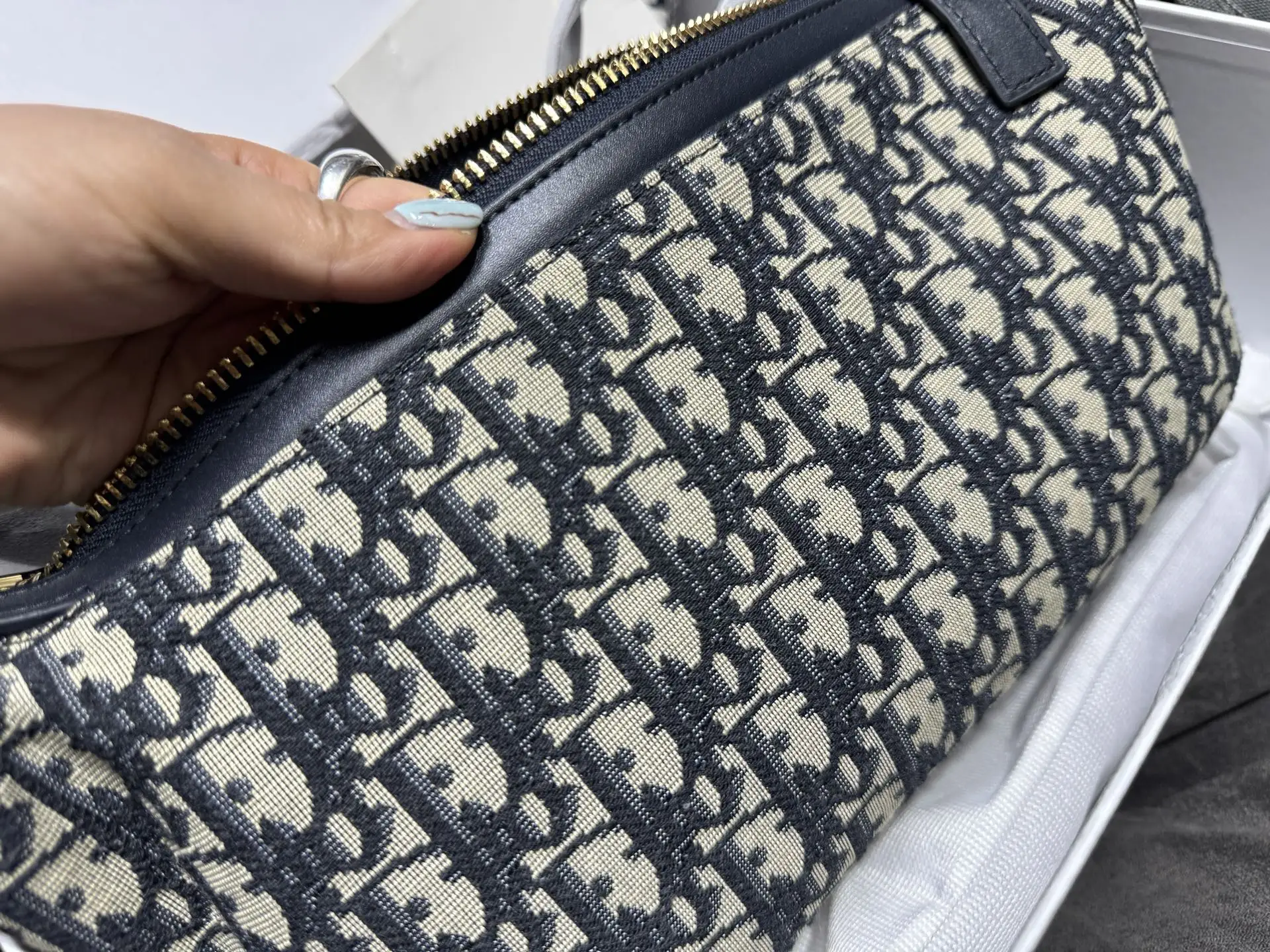 D-Journey Oblique Canvas Bag D48017771 — view 6