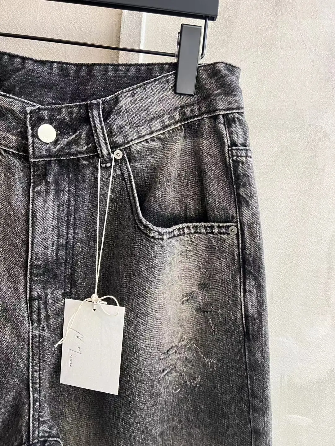 Distressed Tapered Selvedge Denim Jeans D19520579 — view 4