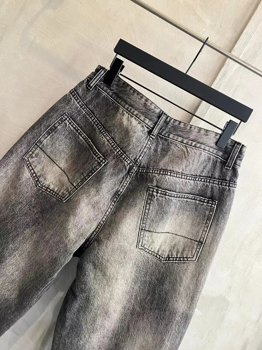 Distressed Tapered Selvedge Denim Jeans D19520579 — view 5