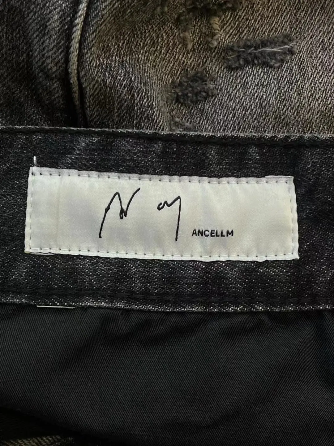Distressed Tapered Selvedge Denim Jeans D19520579 — view 6