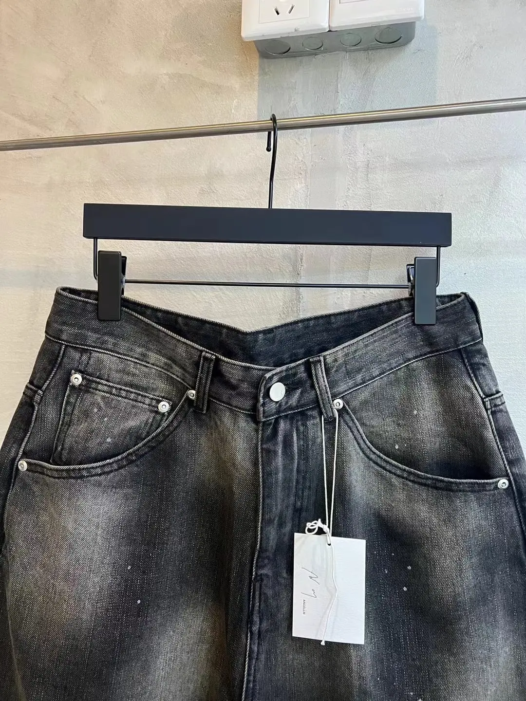 Ancellm Distressed Tapered-Leg Jeans D20020558 — view 12