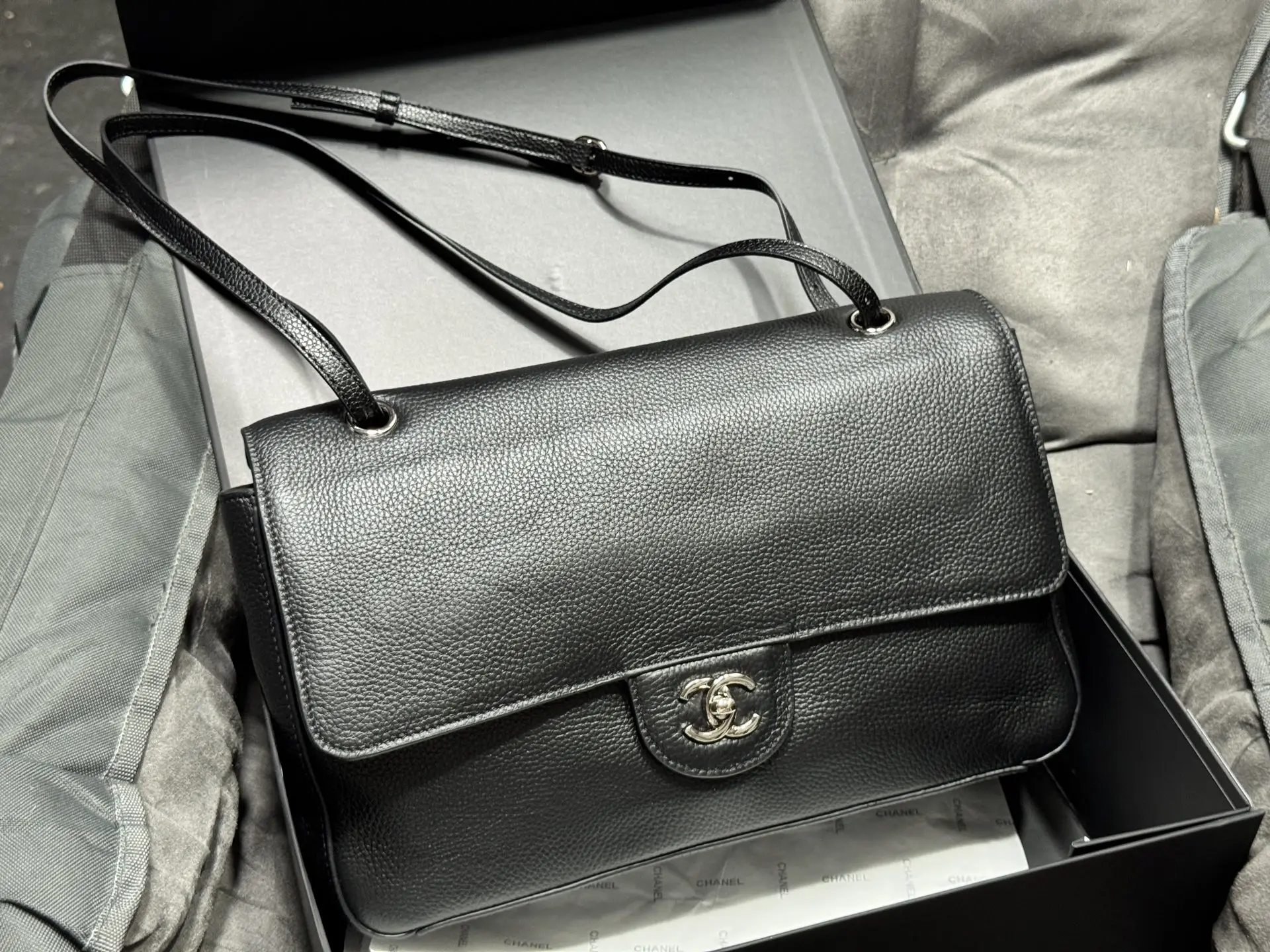 Maxi Flap Bag in Grained Leather D52017839