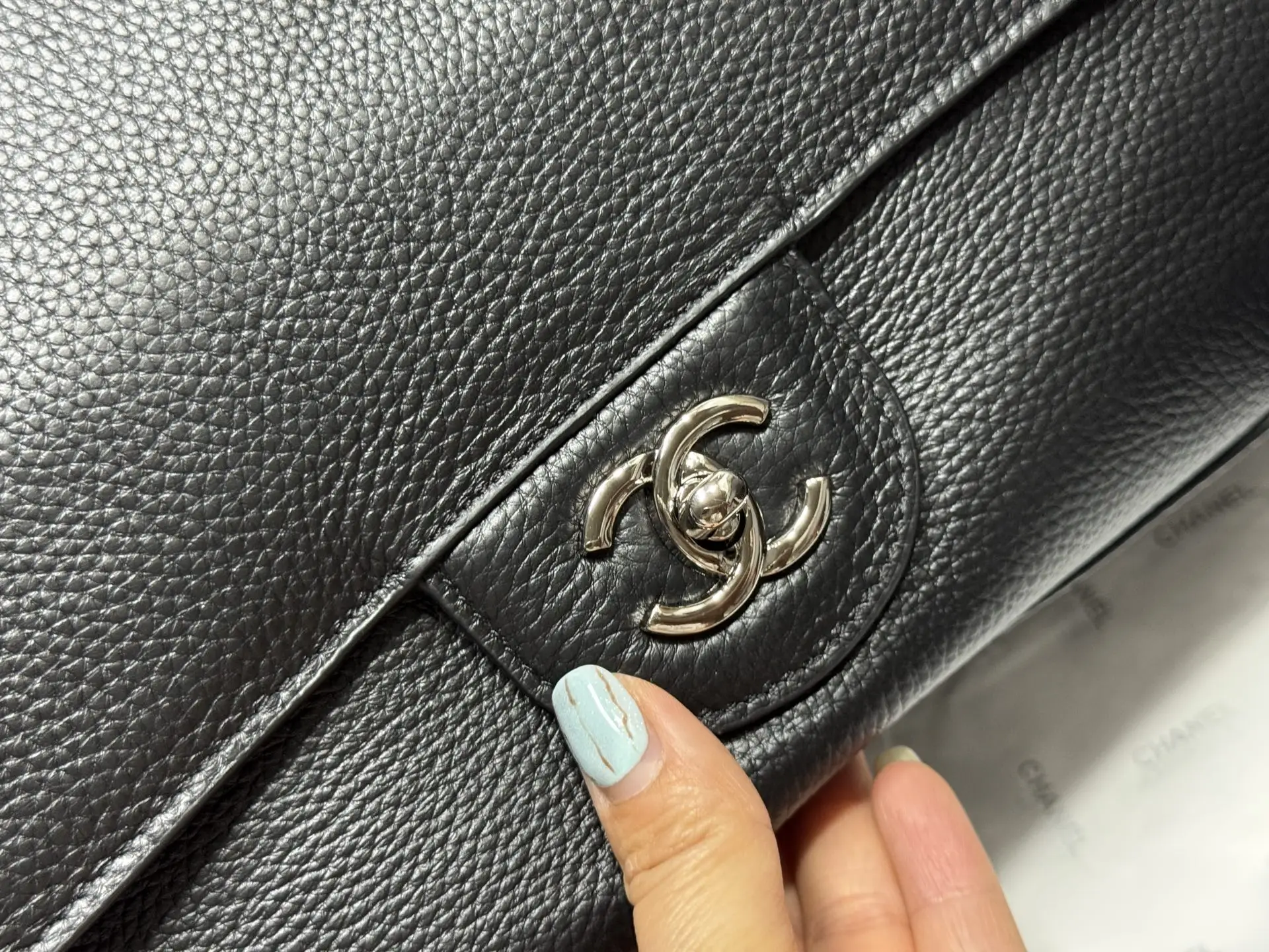 Maxi Flap Bag in Grained Leather D52017839 — view 2